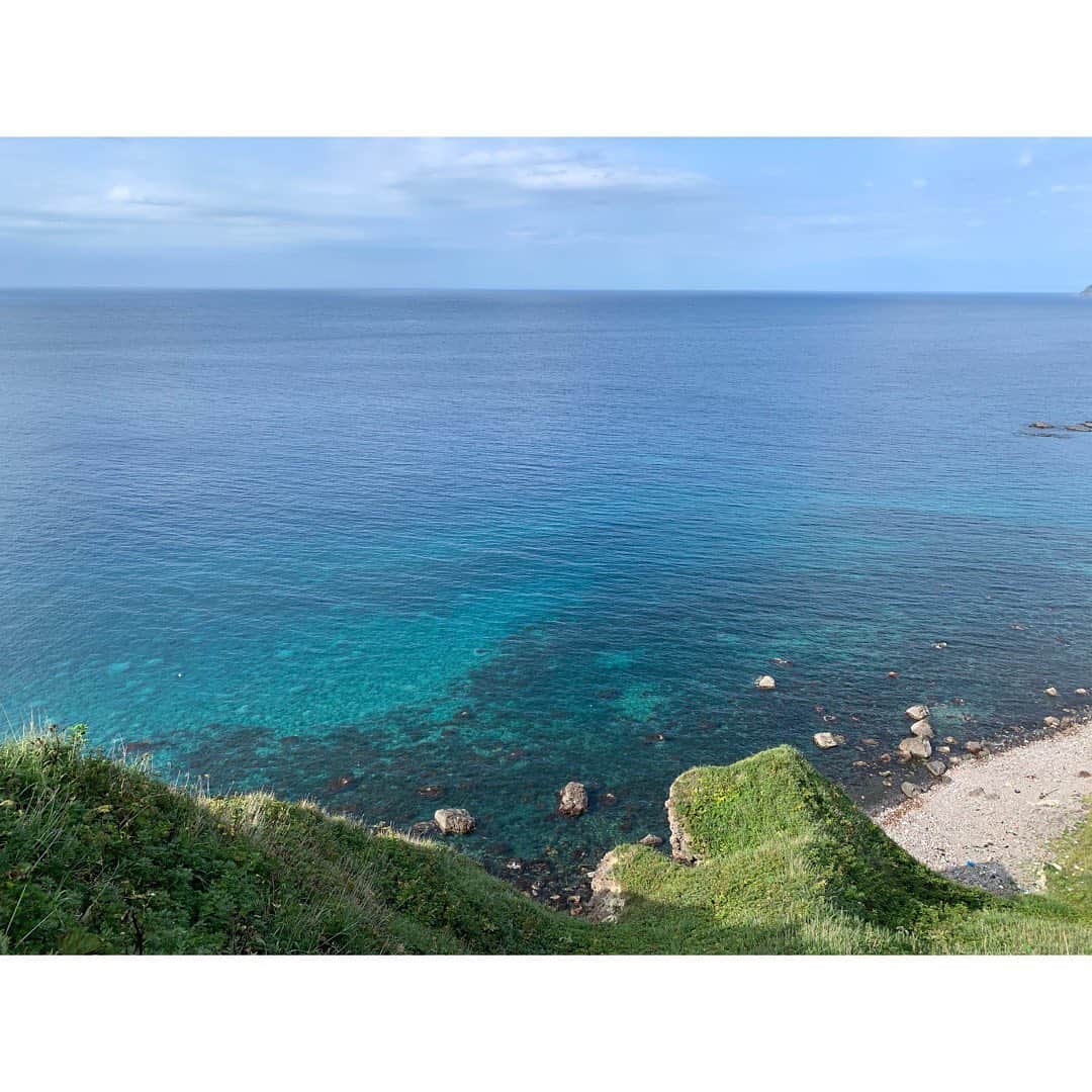 伊藤弘美さんのインスタグラム写真 - (伊藤弘美Instagram)「☺︎﻿ ﻿ 北海道に行ってきました！﻿ 初のドライブロケでした〜🚘✨﻿ ﻿ こちらは積丹半島の神威岬✨﻿ ﻿ 岬から見る日本海は北海道ならではのスケール感！﻿ 海のこの青さはシャコタンブルーと﻿ 呼ばれているんだそうです!﻿ ﻿ また放送が近づいたらお知らせさせてください☀️﻿ ﻿ ﻿ 暑い日が続いていますので、﻿ みなさん体調に気をつけてお過ごしくださいね🎐﻿ ﻿ #BSテレ東 #mybestway #NEXCO東日本﻿ #北海道 #積丹半島 #神威岬 #シャコタンブルー #ドライブ﻿」8月3日 10時28分 - hiromi_ito831