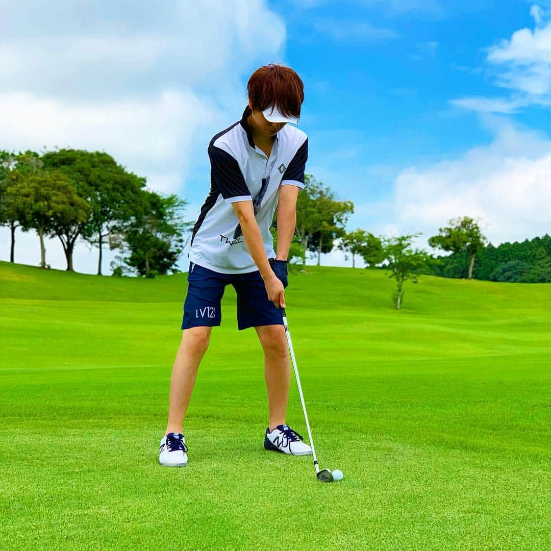 松村淳平のインスタグラム：「毎週ゴルフ行きたいし ゴルフを仲間を増やしたい🏌️‍♂️ . #ゴルフ #ゴルフウェア #ゴルフウェアメンズ #ゴルフコーデ #ゴルフ男子 #ゴルフ女子 #v12golf」