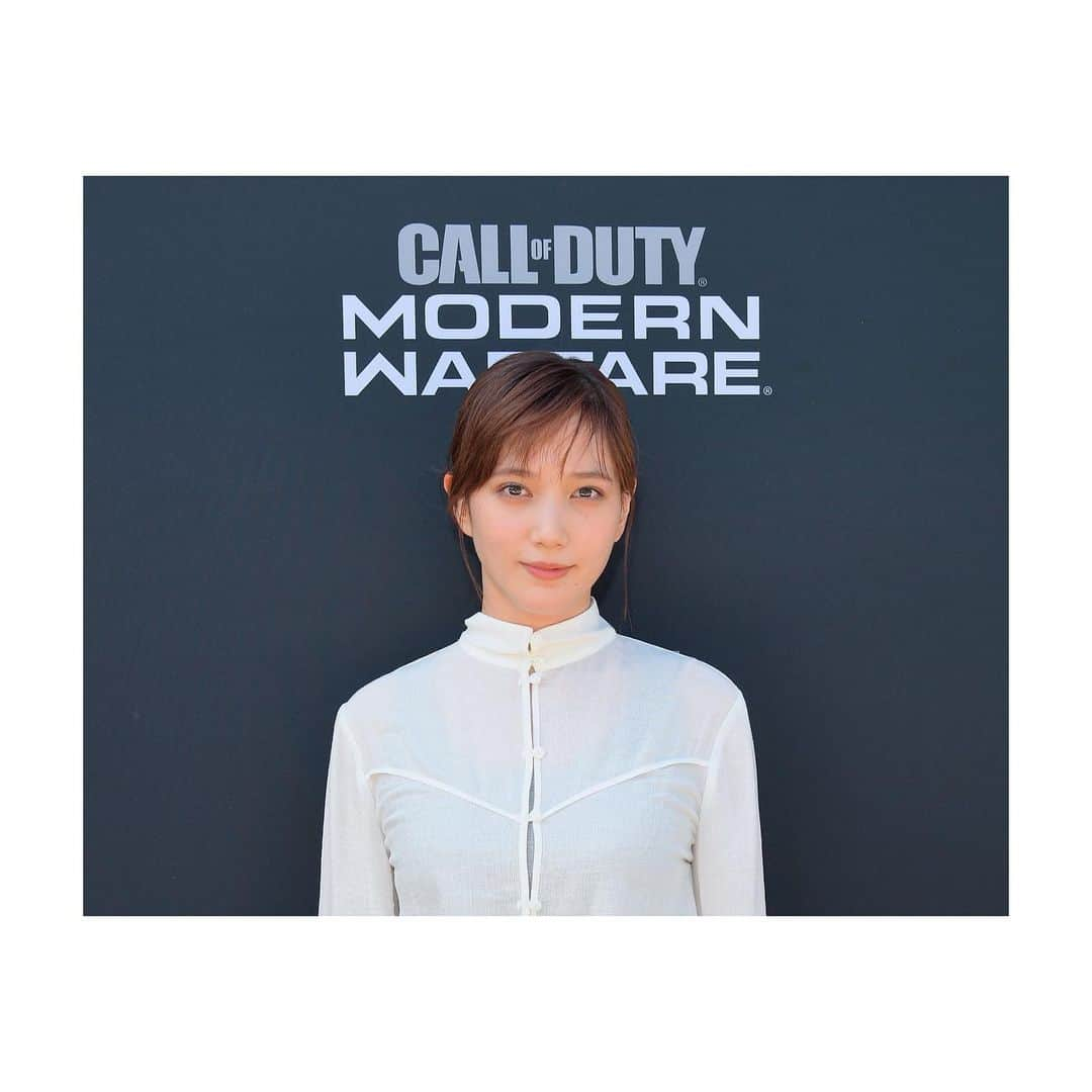 本田翼さんのインスタグラム写真 - (本田翼Instagram)「🥁 続き🛵 CallOfDuty Modern Warfareプレイ感想は 1.ナイトビジョンモードがたのしすぎる 2.銃のカスタマイズがオンリーワン感がある 3.リスポ打ちやめなさい  1のナイトビジョンというのは今回のModernWarfareから搭載された機能で 夜戦が楽しめるという最高にエキサイティングな 心臓ばくばくモードです🙋‍♀️ 暗転カメラのような世界でとびかう レーザーポインターがなんとも美しく それを自分に照準を合わせられると儚く散る っていうかなんであんな暗い中ヘッショ決めてくるのか ズルすぎるすみません弟子にして下さい。 2は銃のカスタマイズの幅がかなり広がり、より自分らしく誰とも被らないオンリーワン銃を カスタムできるようになってました！ 銃に詳しくない人にもできるように、 パーツ１つ１つにメリットデメリットが表記されてます。 3.そのままです。ほんとに生まれた瞬間一呼吸も待たずに。 おやめにって？ でも今回、リスポーン位置は3箇所くらいを ランダムに転々とする感じなので安心下さい。 私はたまたま同じところに2回連続生まれてしまい 2階連続やられてしまっただけです。 この怒りを糧に精進してまいりたいと思います。 長くなりましたが以上です‼️ お付き合い頂きありがとうございました。 発売はまだ先ですが個人的にたのしみです🧘‍♂️ #CallOfDuty #Modernwarfare」8月3日 10時31分 - tsubasa_0627official