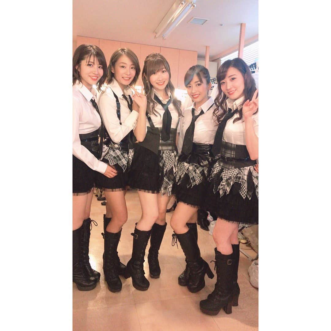 のインスタグラム：「こっちは主に2期生、シヨンオン二は3期生🧡  1枚目・2枚目は、最初1時間ぐらいでない組。笑笑 なんかのユニットみたいになっちゃった🤣このメンバーのユニット楽しそう💕  3枚目のあいみんの顔、いい顔だわあー🤣 完全に気を抜いてたところ写り込んだよね？笑笑  5枚目は、シヨンオンニ！綺麗！！！美しすぎてさすがなオンニ！こんなにつなぎがおしゃれに見えるなんて、、、✨ 7枚目は、ゆみとモニターみてたら、Black boyメンバーのことみてたら、なんかわかんないけど涙でてきて、ぱって隣みたらゆみも泣いてた！笑  8枚目はだいすきさあちゃん。出演してくれて嬉しい。 このステージにまたさあちゃんと立てるなんて、、、 あの時のわたしは寂しくて寂しくて泣いてばっかりだったけど こんな日がくるんだね、頑張ればいいことある！！！ 9枚目。 実は、、、こっそりおんなじネイルでした💅 ネイルシール、お揃いの買ったんだ💕懐かしい、収録のときおんなじ髪型したり、お揃いのものつけたりしてたなあ、あの頃🧡  自撮りが1枚もなかった悲しみだけど、、、😭」