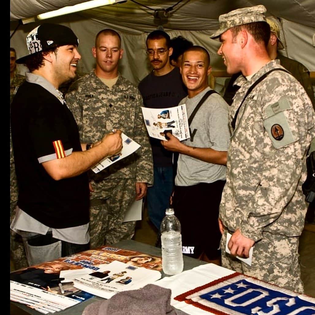 ベイビー・バッシュさんのインスタグラム写真 - (ベイビー・バッシュInstagram)「During the War In Iraq,We were able to go perform for the Soldiers Holdin It Down! (Yes During) It was a Great Experience and I Had the Chance To UpLift some Soldiers! #flashbackfriday (it was 137 degrees out there) #salutethetroops #military #realshit」8月3日 10時39分 - babybash