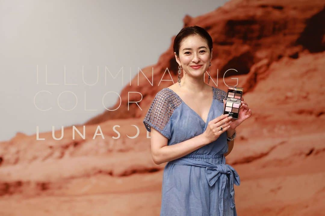 秋本祐希さんのインスタグラム写真 - (秋本祐希Instagram)「LUNASOL "The STAGE" 2019 AUTUMN MAKEUP COLLECTION LUNASOLらしい美しいキラキラや いい意味で期待を裏切るカラー展開✨ メイクはうきうきが止まらないね❤︎☺︎ 8/16 新発売💄 #lunasol #ルナソル #ルナソルで多色発光 #makeup #cosmetics」8月3日 10時52分 - ayuuki0908