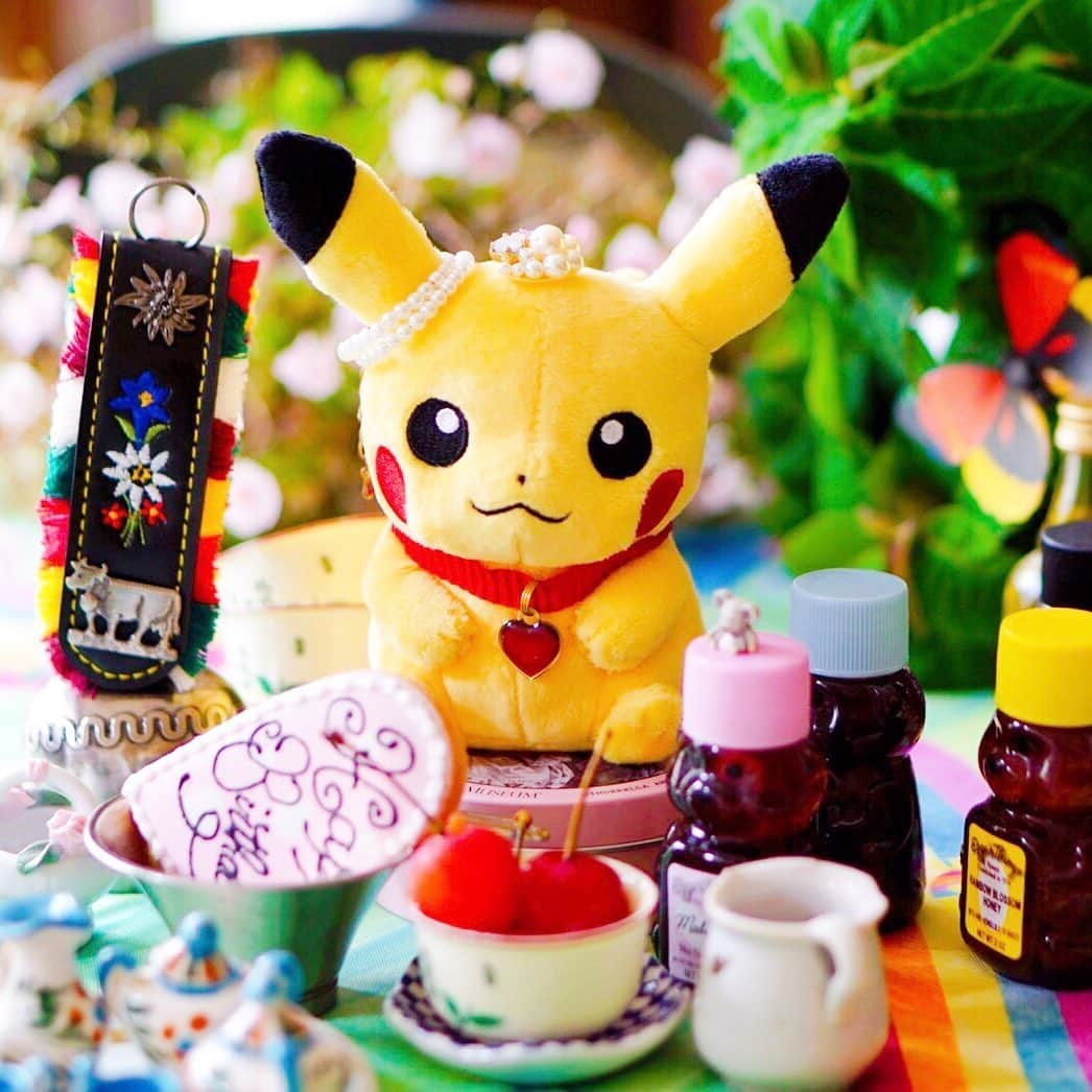 amiさんのインスタグラム写真 - (amiInstagram)「． Cute stuffed toy is Pikachu ． 私も息子も大好きな ピカチュウでぬい撮り😊💕 ． ポケモンセンターオリジナル商品の ぬいぐるみ「Pokémon fit」は 手触りも気持ちよくてお気に入り☺️ ． 251匹のポケモンから、ピカチュウを 選んだのは、息子ちゃんが 好きだからですฅˆ•ﻌ•ˆฅ♬*゜ ． ピカチュウのお誕生日をイメージ した写真です♡ ． このぬいぐるみはオンラインのポケモン センターかポケモンストアで購入できます💕 ． スタッフに投稿画面を見せると ステッカーがもらえちゃいます♡ ． 6/8～9/1まで、My251フォトコンテスト を開催しているのでチェック❤️ @pokemon_jpn ． ． #My251#ピカチュウ#ポケモン#ポケモンセンター#ポケモン好き#ぬい撮り#ポケモン集め#ぬいぐるみ#ポケモンセンター#ポケモンストア#ピカチュウ好き」8月3日 10時45分 - amikuma1219