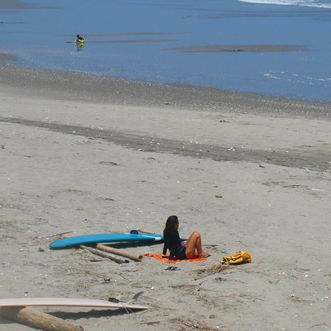 のインスタグラム：「Summer beach,unknown girl 😅  #surfing #surfinglife #beach #beachlife #summerbeach  知らない人だから盗撮になるのかな、汗。 水温低くてトランクスではいったら足がつりまくり。慌ててトップサンテの温泉にいった。」
