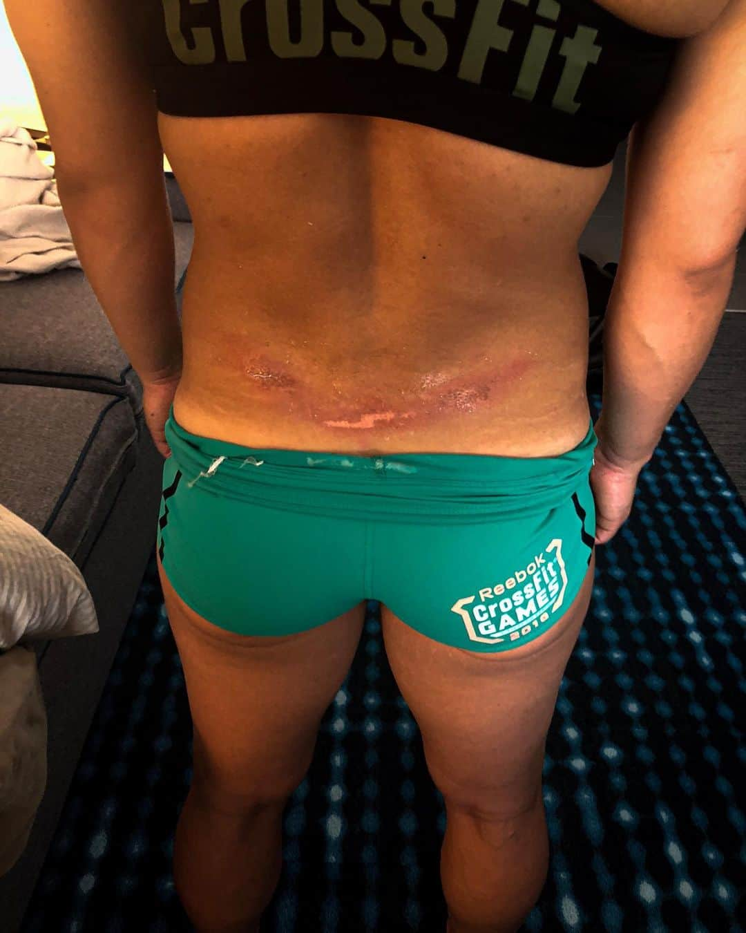 Camille Leblanc-Bazinetさんのインスタグラム写真 - (Camille Leblanc-BazinetInstagram)「It’ll be fun my team said!  Onto day 3 👊🏽⭐️ “  Ruck sac run was fun even gave me a souvenir for a couple weeks 🤪😭🙌🏽⭐️ “  Wouldn’t be the crossfit games without some warrior wound!! “  So what’s the rule about shower? How many days can we go without ?🤣😭🤢」8月3日 10時53分 - camillelbaz