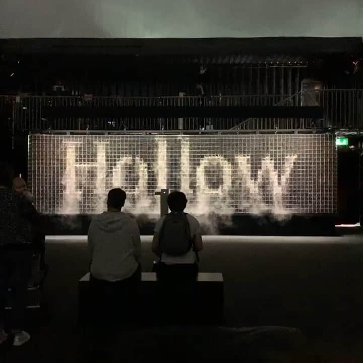 山川春奈のインスタグラム：「マンチェスターで見た展示  @lozanohemmer の #atmosphericmemory  は色々な仕掛けが面白かった！  1枚目は言葉を発するとその言葉が煙で書き出される作品。  2枚目 全体の空間をタイポグラフィが細胞の様に散らばっていて時にグラフィックと動きが変わっていく  3枚目 人の影に合わせて煙が追従して動く  など他にも色々な展示があり、結構長い時間滞在していました！  #lozanohemmer #atmosphericmemory #産業革命の歴史がわかる博物館」