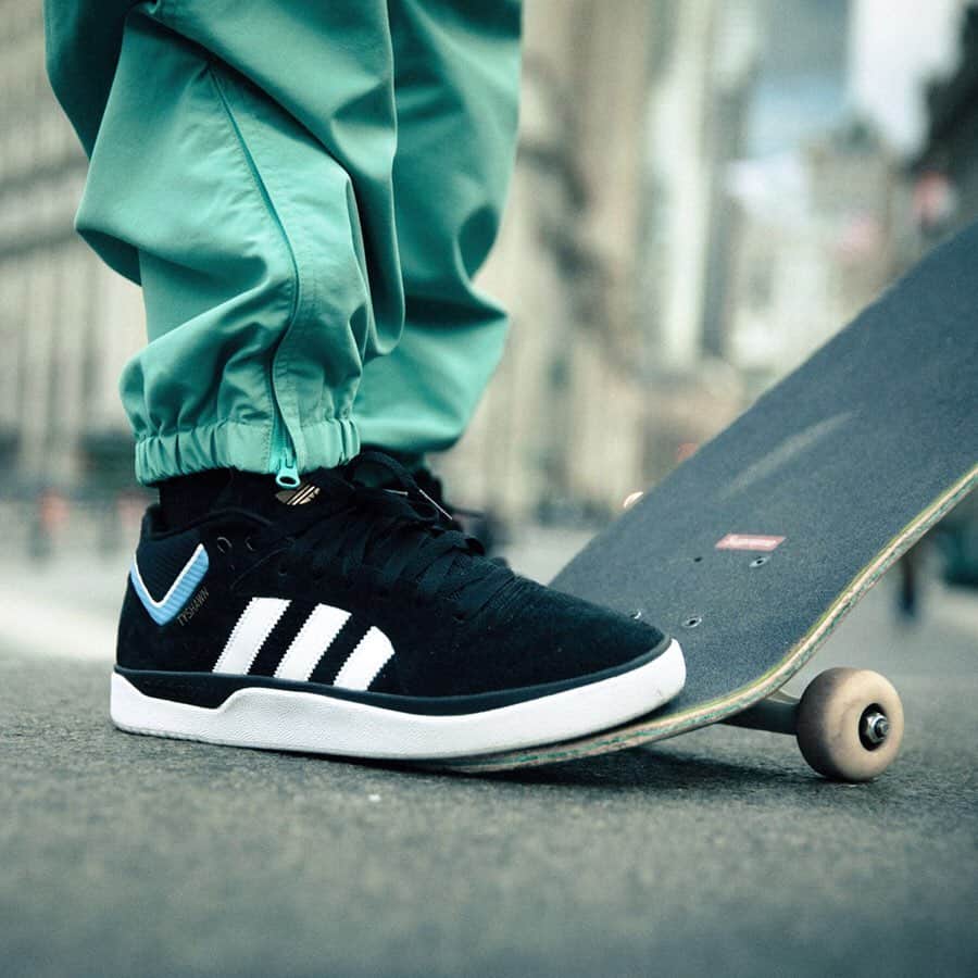 HYPEBEAST Japanさんのインスタグラム写真 - (HYPEBEAST JapanInstagram)「#hypebeastkicks : adidas Skateboarding より、ストリートシーンから絶大な支持を得るスケーターのタイショーン・ジョーンズ（@enwhytj）の初プロシグネチャーモデル TYSHAWN の新色ブラックが発売。限定発売となったオールホワイトの1stモデル、実質的な一般発売モデルとなったグリーンの2ndモデルに次ぐ第3弾目として、現在 adidas のオンラインストアを含む各取扱店にて発売中。 Photos: adidas Skateboarding」8月3日 11時03分 - hypebeastjp