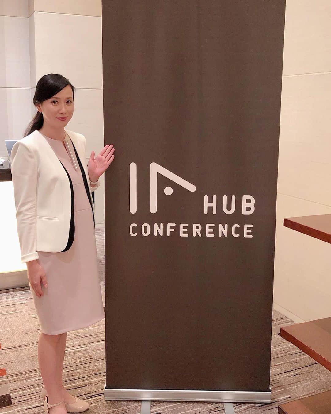 江連裕子さんのインスタグラム写真 - (江連裕子Instagram)「. IA hub Innovation Alliance Hub Conferenceで 司会を担当させて頂きました🎤 素晴らしいスピーカーの方々のお話、 今、話題のベンチャー企業のピッチなど とても興味深いカンファレンスでした。 . IA hub Innovation Alliance Hubは、スタートアップと大手事業会社とのマッチングのハブとなり、両者のアライアンスを促進することを目的としたプロジェクトです。 . 独立系ベンチャーキャピタルであるSpiral Ventures Japanと独立系M&AアドバイザリーファームであるGCA傘下で特にスタートアップの資金調達・M&Aアドバイザリーを専門に提供するGCA TECHNOVATIONが主導し、両者の知見とネットワークを融合することで国内を代表するイノベーションプラットフォームとなることを目指しています。 . プログラム内容 12:45開場・受付開始  13:15オープニング・ご挨拶  13:30大企業とスタートアップの連携 スピーカー：佐々木 啓介（経済産業省 大臣官房参事官（商務・サービスグループ担当）） 13:45デジタルトランスフォーメーションと経営 スピーカー：平野 正雄（Spiral Ventures Japan 会長） 14:05スタートアップ企業へのM&A動向及びGCAテクノベーションのご紹介 スピーカー：久保田 朋彦（GCAテクノベーション株式会社 代表取締役） 14:25スタートアップ企業買収により実現する大手事業会社のイノベーション スピーカー：魚谷 雅彦（株式会社資生堂 代表取締役社長兼CEO） 原田 泳幸（GCA株式会社 シニア・アドバイザー） 15:25オープンイノベーションにおけるVCの役割及びSpiral Venturesのご紹介 スピーカー：奥野 友和（Spiral Ventures Japan 代表パートナー） 15:45オープンイノベーション担当者の実務 スピーカー：葛西 裕之（伊藤忠商事株式会社 食料経営企画部 次世代バリューチェーン推進室 オープンイノベーション統括責任者）  河合 秀治（セイノーホールディングス株式会社 オープンイノベーション 推進室室長） 16:30スタートアップが大型IPOを実現するためのポイント スピーカー：金子 好久（大和証券株式会社 常務取締役） 永見 世央（ラクスル株式会社 取締役CFO） 17:30注目スタートアップ7社のピッチ ・株式会社A.L.I. Technologies ・Spiber株式会社 ・ナーブ株式会社 ・株式会社フューチャースタンダード ・株式会社POL ・株式会社Liquid ・AlpacaJapan株式会社 18:45懇親会 20:00クロージング . #IAhub #ベンチャー企業 #vc #ベンチャー キャピタル #カンファレンス #カンファレンス司会 #江連裕子 #iahub #ピッチ #スピーカー」8月3日 11時04分 - yuko_ezure