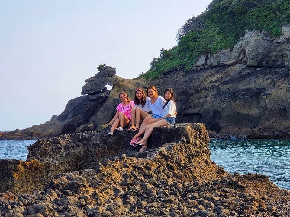 ベネット・マヤのインスタグラム：「Friends, sun, sand and sea, that sounds like summer to me 🌊👙 #summer #beach #holiday」