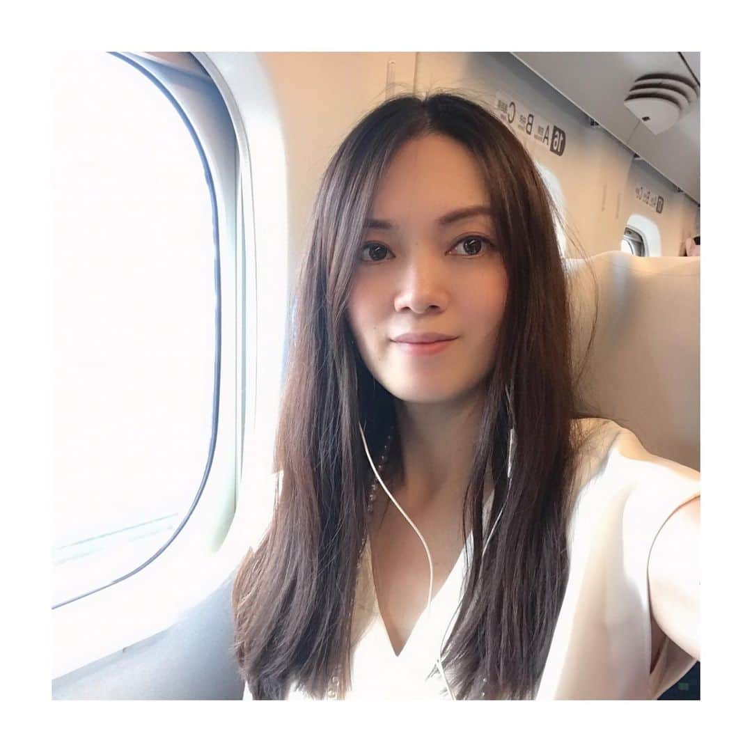 のインスタグラム：「名古屋のコスメコンシェルジュ資格講習会のために、昨日から名古屋入りしてます。 昨日は名古屋でセミナー開催のためにアレルギーや皮膚炎の第一人者であり大学教授の先生にご講演をお願いしにいき、ご承諾いただけました。私自身が今からそのセミナーが聞きたくて待てないくらい嬉しいです。 . そして今日は講習会。身重なので、長時間立っていたり話すのが大変でしたが、皆様にお会いできて嬉しかったです。 . 正しい知識を伝えていく思いに共感したと言ってくださる方もいて大変励みになりました。 . 名古屋は支部長関先生 @hirokoseki326 、副支部長の原田先生  @nagoya.cosmetic.college が本当にしっかりしてくださっていて、準備や片付けなど、段取りも完璧でありがたいです。いつもありがとうございます！ . と、真面目なことばかり言ってますが、ミーハー心で名古屋で有名な支留比亜というカフェでモーニング。 名古屋を堪能できて嬉しい(^^) . #日本化粧品検定1級 #学習 #美容セミナー #化粧品検定 #リップ #化粧品成分 #紹介動画 #ココちゃん#美容 #美容好きさんと繋がりたい  #日本化粧品検定協会　#日本化粧品検定　#コスメコンシェルジュ　#コスメ検定  #小西さやか　#美容家　#美容ジャーナリスト #コスメコンシェルジュ #名古屋カフェ #カフェ巡り #美容本 #美容本大好き」