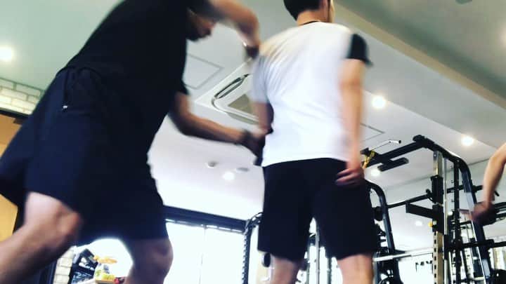 のインスタグラム：「イナシを利用してピッチングのトレーニングに。 投球側で力を発揮しようとすると力むケースでは、グラブ側半身のカウンター作用による加速を使う。 回転運動なので、軸も強化できます。  #JARTA #身体操作 #中野崇 #JARTAトレーニング #本田圭佑 #西武ライオンズ #ピッチャー #イナシ #ピッチャートレーニング」