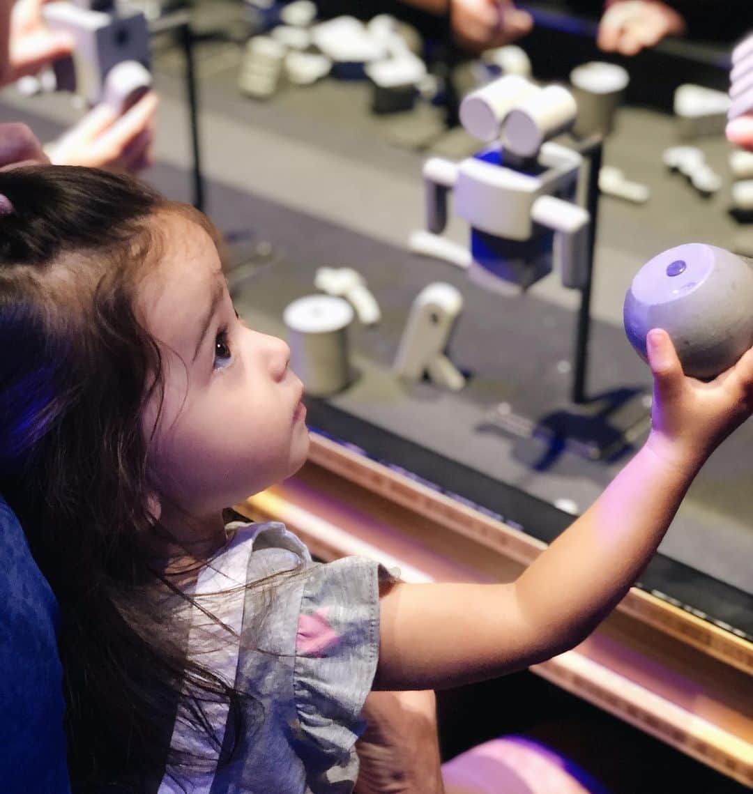 大橋菜央さんのインスタグラム写真 - (大橋菜央Instagram)「She is investing the world👀🔬 . . . オレゴン科学産業博物館🧫 . ポートランドの学生が遠足で必ず来るというOMSI . Miaは小さすぎるかなと思ったけど 身体を動かしながら楽しめるscience playgroundもあり、 The Science Behind Pixar＝ピクサー展？もやっていたので 見応え充分⚗️ . 特に気に入ってたのはロボットを組み立てるコーナー🤖 渋いっ😂♡ . . . #omsi #オレゴン科学産業博物館 #portland #portlandtrip #ポートランド #ポートランド旅行 #生後17ヶ月 #1歳5ヶ月 #miababyliving #isook #nike #naoliving_portland」8月3日 22時03分 - naoliving