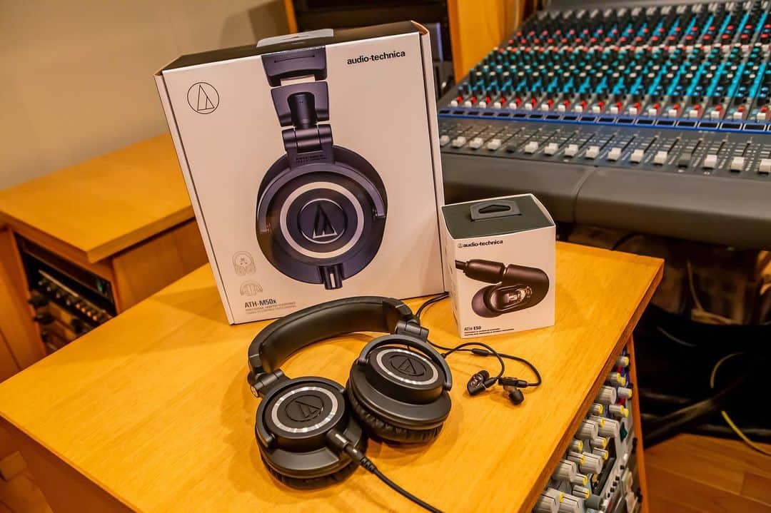 Crystal Lakeさんのインスタグラム写真 - (Crystal LakeInstagram)「Thank you @audiotechnicajp for the great support! We’re creating our new system with them!  Details here: https://www.facebook.com/audiotechnicajapan/posts/2408468412542534  Photo: @taka_tallman  #CrystalLake #audiotechnica #technicahouse #AstroStudio」8月3日 20時29分 - crystallake777