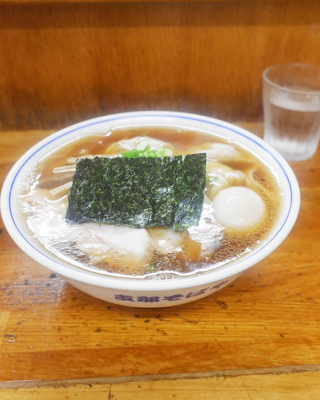 川本彩さんのインスタグラム写真 - (川本彩Instagram)「ラーメン屋さんのオープン待ち🍥笑﻿ あっさりと美味しいので朝ごはんがわりに🍜﻿ 身体に沁み渡った〜っ...🤤🍜﻿ (わんたん、チャーシュー2種、味付玉子がのってる為、 麺が見えない😹) ﻿ 今日はこの暑さの中ポケ活頑張った🌞﻿ 来週の横浜のイベントも今から楽しみ〜🚢✨﻿ ﻿ #福々亭 #ラーメン #伊東 #伊東温泉 #支那そば #醤油ラーメン #醤油まるとくラーメン #ポケ活 #ポケモンgo #ラルトス #コミュニティデー」8月3日 20時31分 - aya_kawamoto