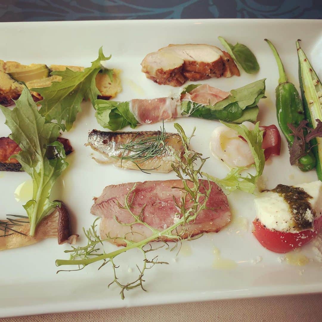 加藤千恵のインスタグラム：「先日のイタリアン。前菜盛り合わせ、序盤から心弾む（ちなみにこの前に数種のピクルスもあった）！ 写真撮らなかったけど、とうもろこしのリゾットも超おいしかった。10数年ぶりに友だちと再会できたのも嬉しかった。」