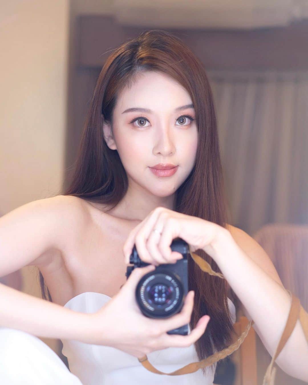 ジェシカ・ヤマダのインスタグラム：「When your talented sister gave you a makeover 💄😘 MUA @elleyamada 👩🏻‍🎨✨ Assistant @jessbebes 👩🏻‍🔧💫」