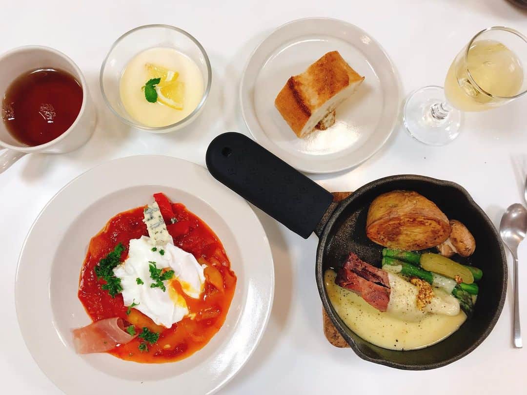 佐藤もも子のインスタグラム：「こちらも✨ お料理教室にて✨🍳 とろりと溶けたラクレットをかけて✨  #ラクレット #ピペラード #レモンソースのレアチーズ  スイスとフランス産のチーズ🇨🇭🇫🇷💕 #お料理教室 #料理 #チーズ #チーズ料理教室 #ブルーチーズ #ラクレット #目指せ100メニュー 52.53.54」