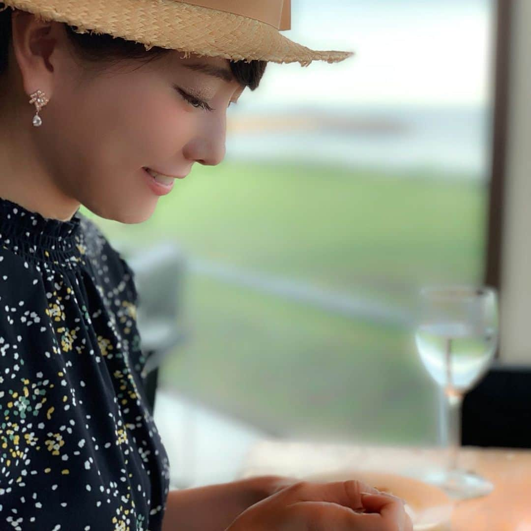 新垣泉子さんのインスタグラム写真 - (新垣泉子Instagram)「この夏オススメ！ドライブスポット☆  ストーリーには上げていましたが、 素敵なところなのでこちらでも(^-^)☆ この日はドライブ☆ 福岡からちょっと足を延ばして、 山口県の山陽小野田市へ☆  すると、ビーチ沿いに素敵なレストランが(๑>◡<๑) 『Sol Poniente』  地元食材を使ったスペインレストランだそうですが、  まず雰囲気が素敵！！！ それもそのはず！ 建物は、新国立競技場を手掛ける世界的な建築家・隈研吾さんの設計らしいです(≧∀≦)☆ 通りでオシャレなわけだわぁー！と感動しながらお店に入ると、中は一面大きなガラス張り！！！ 目の前には綺麗な海が広がっています(^-^)☆ この日はちょっと曇っていたのですが、晴れていたらもっと綺麗だろうなぁと思いました☆  お料理は、まずダンディなお店の方が目の前で生ハムを切ってくれます☆ これがまた美味しいぃー☆☆☆ そして、なんと言ってもパエリアが絶品！！！！！ 他にも秘伝のレシピで作っているというこだわりのパン、ポタージュスープ、前菜、どれも身体に優しい感じがして美味しかったです(^-^)☆ 私はランチタイムにおじゃましたのですが、なんと「日本の夕陽百選」に選ばれているらしく、お店の方に『是非次回は、水平線に沈む美しい夕日を眺めながら...☆』と言われたので、次回はその時間を狙っていこうと思いました(o^^o)☆ 結婚式などもされているらしく、とにかくロケーションが最高で、全てがインスタ映え！！！(o^^o)☆ 非日常な癒しのひと時を感じられて、現実逃避したい時は、またここに来よう！と思いました☆笑笑  福岡でドライブ！と言ったら糸島ですが、たまには少し足を延ばして山陽小野田まで行ってみるのもオススメですよ(o^^o)☆ @sol.poniente402 #この夏オススメ #ドライブスポット #solponiente  #ソルポニエンテ  #ドライブスポット山口 #山陽小野田市 #山陽小野田市きららビーチ焼野  #きららビーチ #日本夕陽百選 #日本夕陽100選  #スペイン料理 #夕陽 #山口グルメ #パエリア #生ハム #隈研吾 #隈研吾デザイン #現実逃避 #現実逃避スポット #tnc #アナウンサー」8月3日 20時38分 - motoko.arakaki