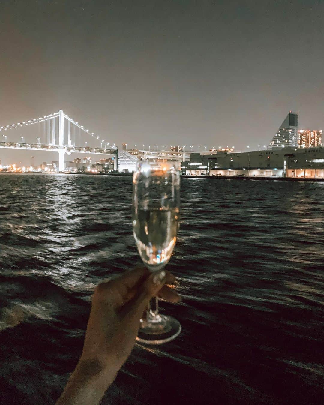 神林真里さんのインスタグラム写真 - (神林真里Instagram)「Hi-NODE 🌊🚢🍴🍻🗼﻿ ﻿ “日の出埠頭から始まる、﻿ 海辺と暮らしの新しい関係”﻿ ﻿ 日の出埠頭に新施設﻿ “Hi-NODE”が今日オープンしたよ！﻿ 開放感があってとってもおしゃれなの🌱﻿ 昨日のシークレットパーティーでは、東京湾を見ながら美味しいお料理とお酒を楽しみました😋💓﻿ 夏の夜のクルージングは最高に気持ちいいね＼(^o^)／﻿ #土屋アンナ ちゃんのライブも最高だったな😍 昼間でも夜でもも楽しめるから、家族のお出かけにもデートにもぴったりだよ👍👍✨﻿ ﻿ ﻿ ﻿ ﻿ ﻿ ﻿ ﻿ ﻿ ﻿ ﻿ ﻿ ﻿ ﻿ ﻿ ﻿ ﻿ ﻿ #hi_node #ハイノード #日の出ふ頭 #日の出埠頭 #東京湾 #ベイエリア #海 #クルージング #レストラン #ランチ #ディナー #お出かけ #お出かけスポット #夏休み #デート #おしゃれスポット #子連れランチ #tokyobay #tokyocrusing #explorertokyo #tokyotrip #tokyotower」8月3日 20時40分 - maripo_jp