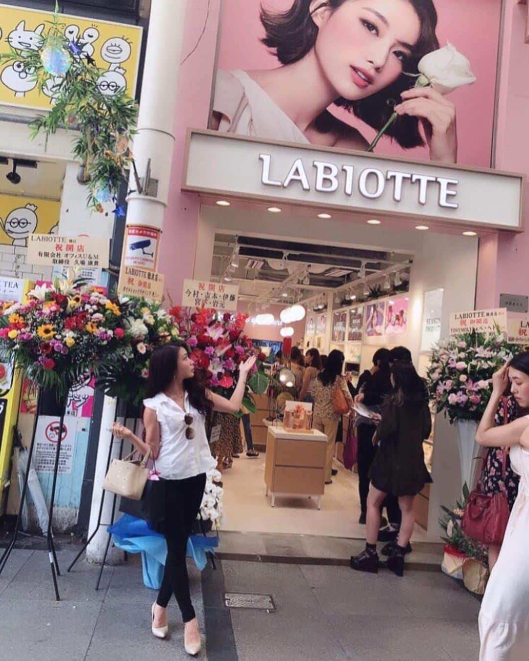 mahoさんのインスタグラム写真 - (mahoInstagram)「(*´꒳`*)🌸 。 本日グランドオープンの @labiotte_japan  に行って来たよ❤️ 。 。 #韓国 で超有名な#コスメ が今日日本初上陸！ やっと気軽に買いに行けちゃうね(*´꒳`*)🌸 。 。 店内も凄く可愛くて#チューリップ 型のリップや 可愛い型をしたお化粧品も沢山あって… テンション上がった🙋‍♀️✨ 。 。 #ラビオッテ の#コスメ 使うの楽しみ❤️ 。 。 。 。 。 、 。 。 。 〒542-0076  大阪市中央区難波3-4-10 1F  @labiotte_japan 。 。 。 。 。 、 。 。 。 。 ##labiotte#ラビオッテ#難波店#日本初上陸#韓国コスメ大好き #インスタ映えコスメ#韓国コスメ#韓国コスメ購入品 #korea#韓国#コスメ #fashion#shooting#fashionmodel  #ootd#プチプラ#カフェ巡り #トレーニング#gym#格闘技#パーソナルトレーニング#bodymake #美容#ヘアスタイル#食べ歩き #大阪#心斎橋#東京#三宮」8月3日 20時45分 - i.0ff1cia1._.m.ah.0