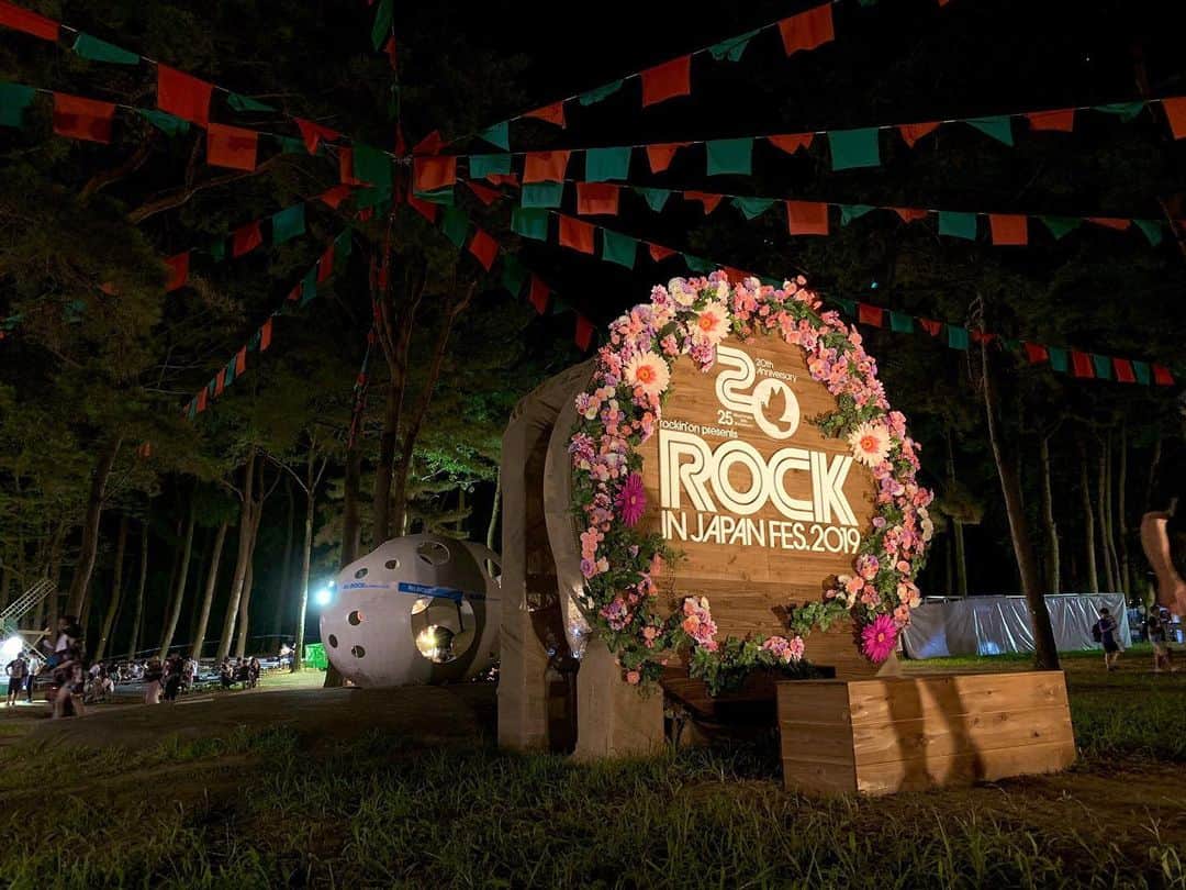 のインスタグラム：「ROCK IN JAPAN FESTIVAL 2019﻿ Day.1☆﻿ ﻿ Grass stage のナレーションを担当させて頂きました✨🙋‍♂️🎙﻿ 注意事項等に耳を傾けてくださり、本当にありがとうございました！🙇‍♂️﻿ ルールをお守りくださるお客様が熱中症などならず元気で笑顔あってのロッキンです🎸﻿ ﻿ 明日も熱中症対策万全で、ルール内で最高の夏の思い出にしましょう！😃✨﻿ ROOOOOOCK!!!﻿ ﻿ #RIJF2019 #ロッキン #ROCKINJAPANFESTIVAL #ロッキンジャパンフェスティバル #茨城県 #ひたちなか市 #ひたち海浜公園」