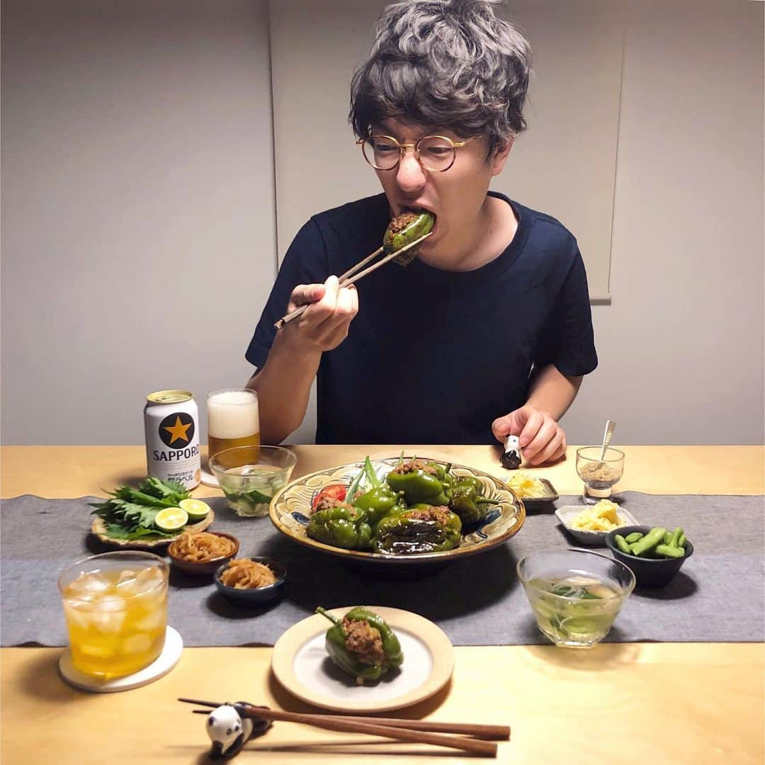 みわこさんのインスタグラム写真 - (みわこInstagram)「＊ きょうも1日おつかれさま☻ . ・ピーマンの丸ごと肉詰め ・切り干し大根の冷たい煮物 ・じゃがいものナムル ・胡瓜と茗荷と長ネギの冷たいお澄まし . 土井先生は肉詰めする時ピーマンのタネ取らないらしいよ〜 と妹から教わって、だったらと 切り込みを入れたところに片栗粉も叩かないまま 肉だね&チーズをぎゅうぎゅうと 指で押し込んで詰めて、お酒で蒸し焼きに。 男子はこういうの食べる時ガオーって顔になるよね😂笑 . あしたは、久々に2人とも揃って1日休める日。 毎年楽しみにしてる阪急うめだの民藝の夏フェス #民藝と暮らす2019 へ器を見に行く予定。 例年月曜に1人こっそり行ってることが多いんだけど、 今年は初めて日曜に行ってみることに。（人多いかな） . 器、どこで買ってるんですか？って質問貰うことが 多いんですが、我が家はほぼ民藝の器を使っていて、 窯元・民藝店や小売店・あとはこのイベントで、 気に入ったものを長年かけて ちょこちょこ買い揃えてる感じです。 明後日までやってるので関西の方オススメですよ〜 . そんな訳で明日可否庵は休みで、カフェは開いてます。 えびアボカドタルタルも、きなこもち氷も冷やし梅も たっぷり仕込んでますので、ぜひぜひどうぞ♡☺️🤓」8月3日 20時53分 - meganeandmiwa