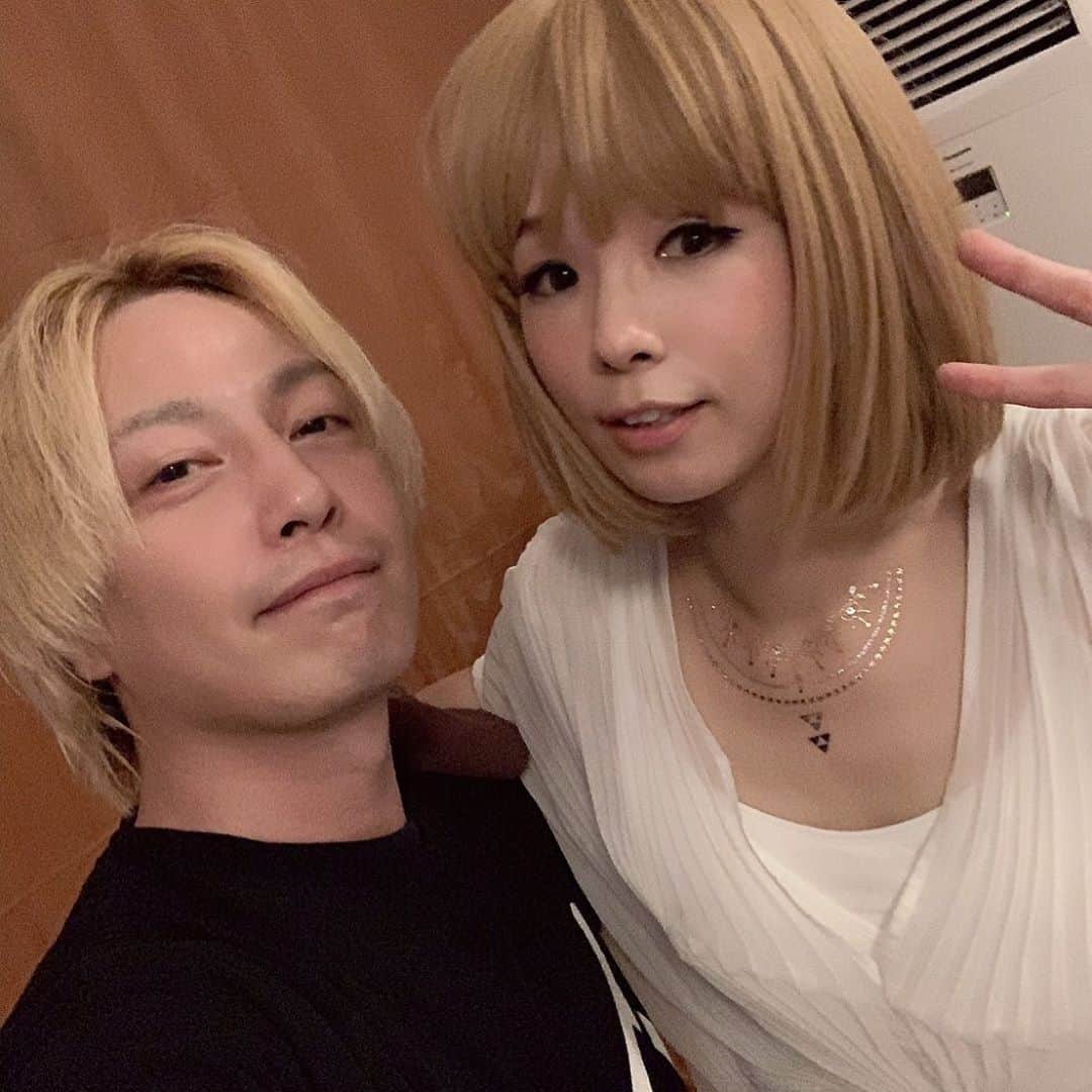 こしじまとしこのインスタグラム：「ロッキン レイクステージのみんな最高だったよ~~~🥺 ありがとう🥺💓 #RIJF2019 #CAPSULE ライブ後で髪の乱れが😨😨😨」
