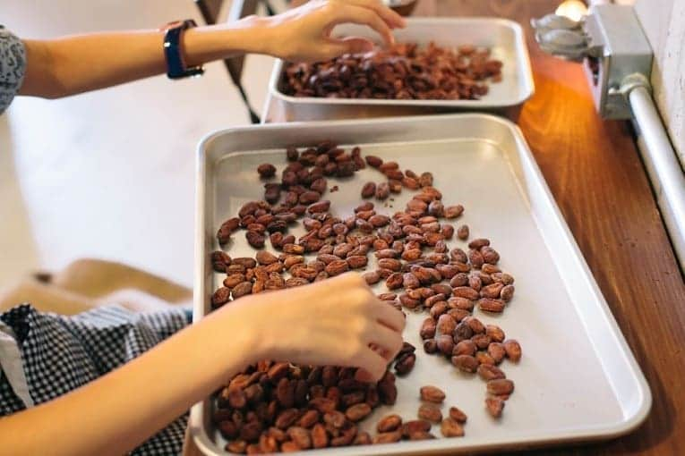 HereNowさんのインスタグラム写真 - (HereNowInstagram)「Freshly made chocolate featuring global beans and Okinawan cane sugar from @timelesschocolate. 自家焙煎したカカオ豆と沖縄のサトウキビが織り成す、チョコレートの新しい可能性 @timelesschocolate. Recommended by @kawaguchimiho. . . . #herenowcity #wonderfulplaces #beautifuldestinations #travelholic #travelawesome #traveladdict #igtravel #livefolk #instapassport #optoutside  #Okinawa #instajapan #japantour #explorejapan #沖縄 #沖縄観光 #沖縄旅行 #오키나와 #오키나와여행 #일본여행 #日本旅遊 #timelesschocolate」8月3日 21時03分 - herenowcity