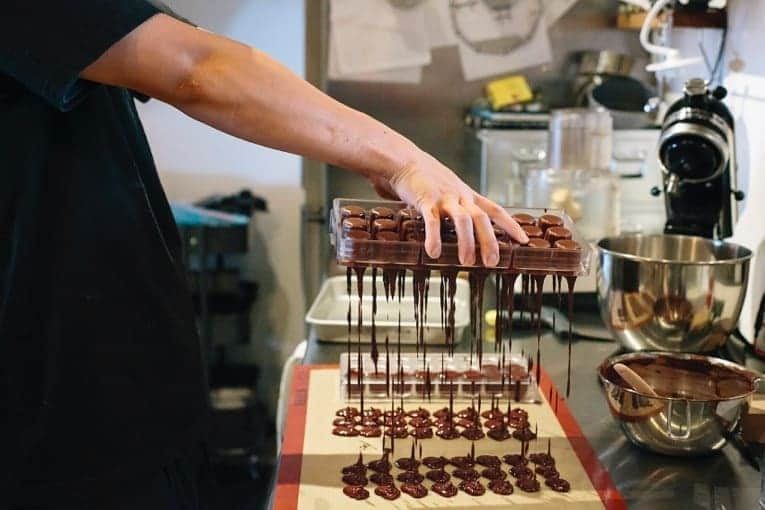 HereNowさんのインスタグラム写真 - (HereNowInstagram)「Freshly made chocolate featuring global beans and Okinawan cane sugar from @timelesschocolate. 自家焙煎したカカオ豆と沖縄のサトウキビが織り成す、チョコレートの新しい可能性 @timelesschocolate. Recommended by @kawaguchimiho. . . . #herenowcity #wonderfulplaces #beautifuldestinations #travelholic #travelawesome #traveladdict #igtravel #livefolk #instapassport #optoutside  #Okinawa #instajapan #japantour #explorejapan #沖縄 #沖縄観光 #沖縄旅行 #오키나와 #오키나와여행 #일본여행 #日本旅遊 #timelesschocolate」8月3日 21時03分 - herenowcity