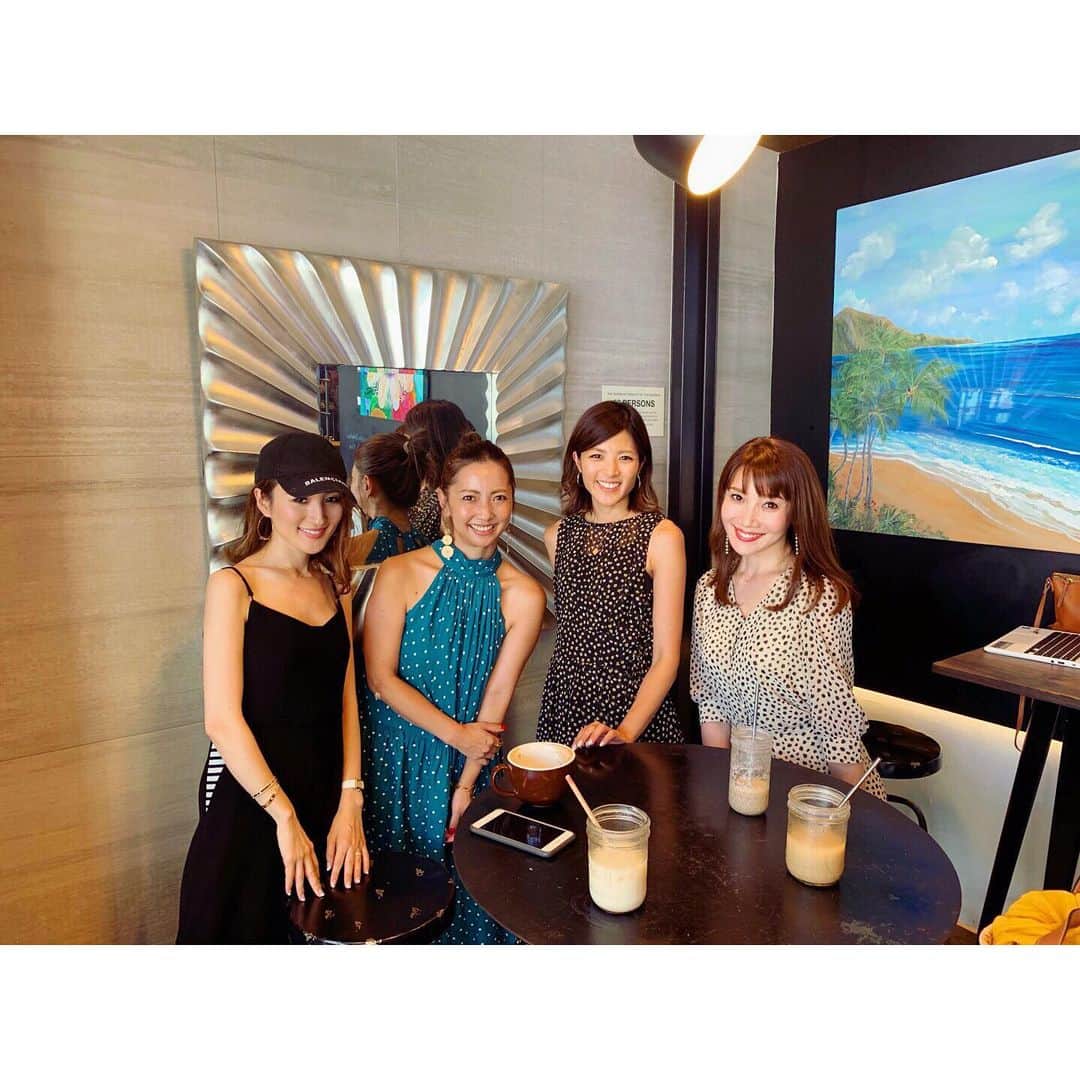 のインスタグラム：「✴︎ ちょっとだけだったけど… . 少し前の、みんなで会えた日🌺 . なんだかんだ長いお付き合い💗 （それだけ歳を重ねたということか…😂） . . #vacation #hawaii #alamoana #islandbrewcoffeehouse #tea #friends #instadaily #instalike #instagood #instapic #instatravel #ハワイ」