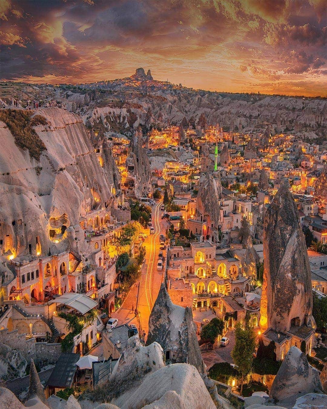 BEAUTIFUL DESTINATIONSさんのインスタグラム写真 - (BEAUTIFUL DESTINATIONSInstagram)「Cappadocia streets by night with @kyrenian 🇹🇷(📷:@kyrenian 📍: Göreme)」8月3日 21時04分 - beautifuldestinations
