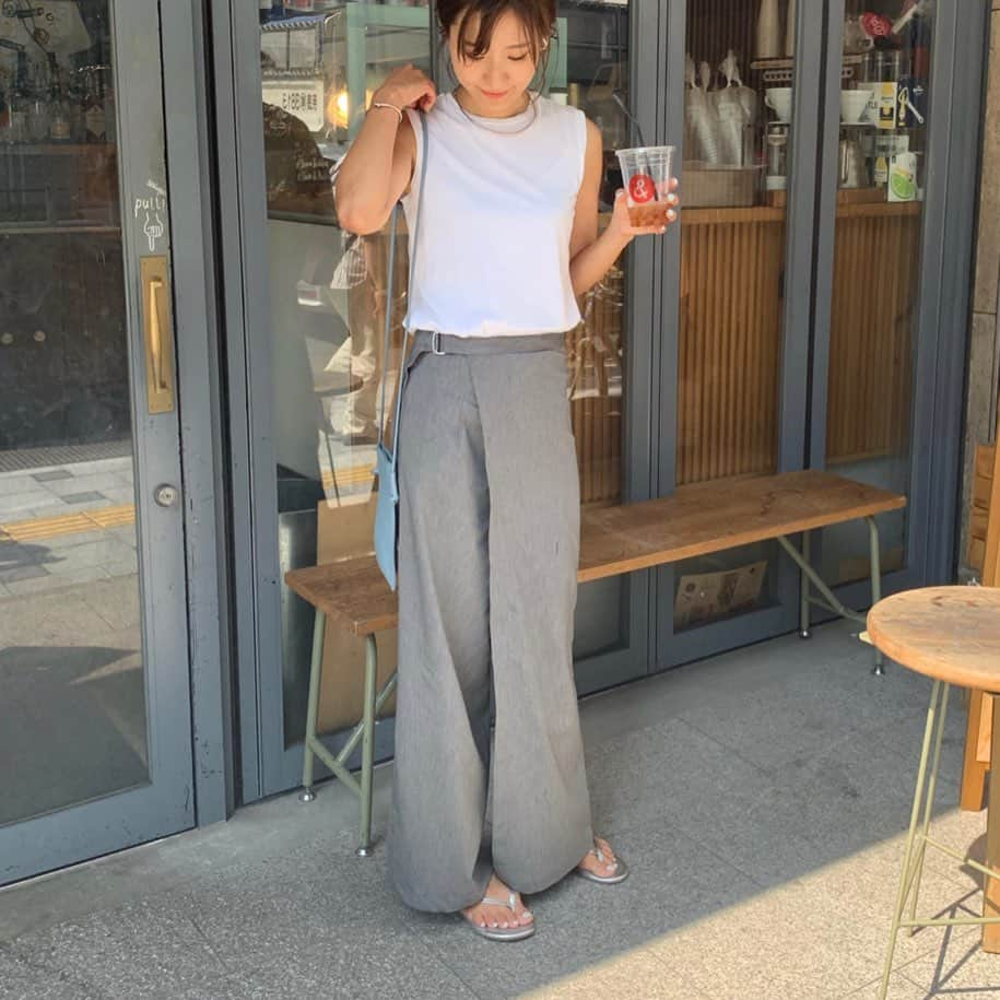 Hiromi Ｍaedaさんのインスタグラム写真 - (Hiromi ＭaedaInstagram)「昨日は @sayu_213 @__mihi__ と久々に☕️☕️ ・  暑すぎてアイスコーヒー2杯じゃ足りなかった°ᵕ°! ・ ・ みんなに褒められたラップパンツはSALEで見つけてテンションあがったやつ♡ ・ 秋も使えるグレーでお気に入り! ・ ・ ・ pants @journalstandard.jp  bag @my_clozette  accessory @blanciris_official @harpoparis  shoes @tkees @importselect_musee」8月3日 20時56分 - hiron953