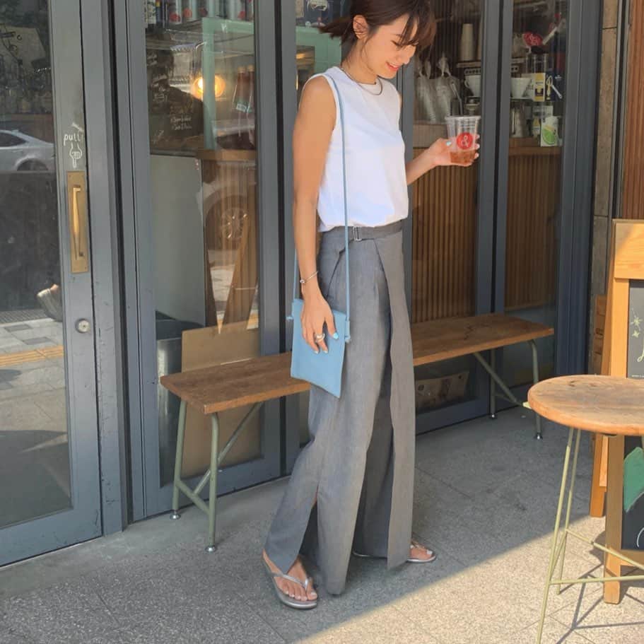 のインスタグラム：「昨日は @sayu_213 @__mihi__ と久々に☕️☕️ ・  暑すぎてアイスコーヒー2杯じゃ足りなかった°ᵕ°! ・ ・ みんなに褒められたラップパンツはSALEで見つけてテンションあがったやつ♡ ・ 秋も使えるグレーでお気に入り! ・ ・ ・ pants @journalstandard.jp  bag @my_clozette  accessory @blanciris_official @harpoparis  shoes @tkees @importselect_musee」