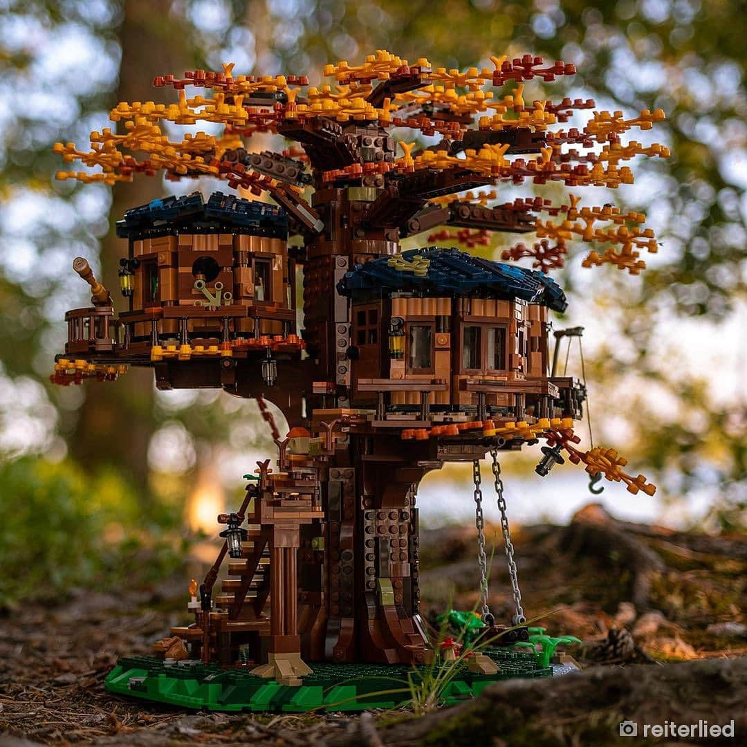 LEGOさんのインスタグラム写真 - (LEGOInstagram)「Available now, the biggest LEGO Ideas set ever! The incredible Treehouse build has over 3000 pieces, including 180 leaves made using sustainably sourced sugar cane 🍃🍂 Thanks for the awesome 📸 @reiterlied」8月3日 20時58分 - lego