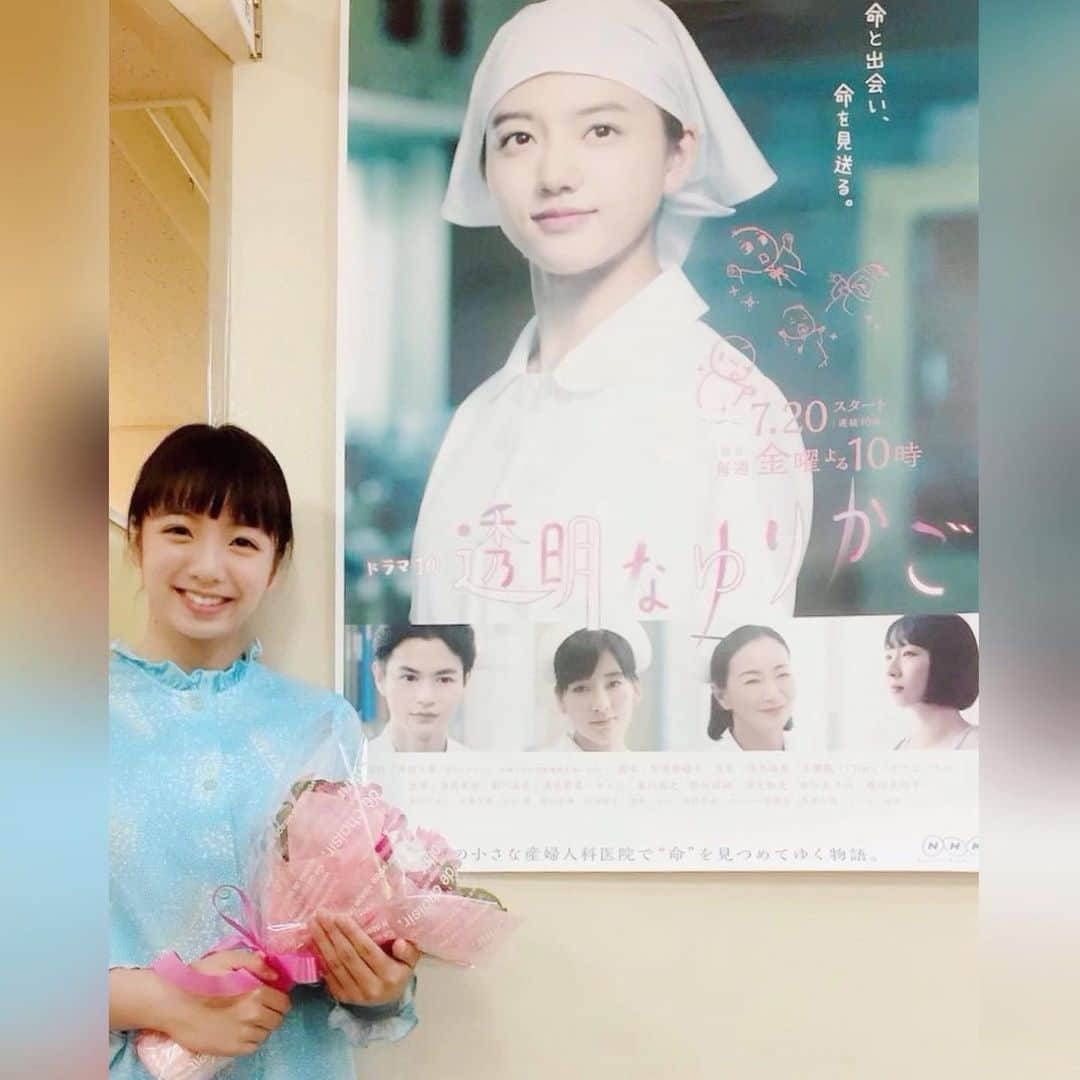 花田優里音さんのインスタグラム写真 - (花田優里音Instagram)「✨お知らせです✨ NHK総合で、ドラマ『透明なゆりかご』 今夜から全話一挙再放送が始まります。 （スワイプ⇨してね） どの回も、 心をキュッと掴まれるような 深く考えずにいられないような 切なくて苦しくてたまらなくなるような 大切な人を抱きしめたくなるような 静かに光に包まれるような 《命》を想うドラマです。 私は、5日23:50〜放送の 第5話「14歳の妊娠」に出演しています。 素晴らしすぎるキャストの方々と プロフェッショナルなスタッフさん達のもと、 この作品の一部になれたことは、 私にとってこれからもずっと、宝物です。 観てくださった方の心にも 宝物のように残る回があると思います。 夜遅い時間になりますが 前にご覧くださった方も初めての方も ぜひぜひ、観てくださると嬉しいです📺 . #写真は撮影時スタジオの廊下で  #クランクアップ の時 #14歳 の時  #透明なゆりかご #NHK #再放送 #ドラマ #drama  #産婦人科 のお話 #命 のお話  #actor #actress  #清原果耶 さん #瀬戸康史 さん #酒井若菜 さん  #水川あさみ さん #原田美枝子 さん  #お母さん #mana #赤ちゃん #baby  #花田優里音 ． #お米のパック という顔面パックをしてみました #なかなかもっちりいい感じです  #今日の私からはお粥の香りがしています」8月3日 20時58分 - yurine_hanada