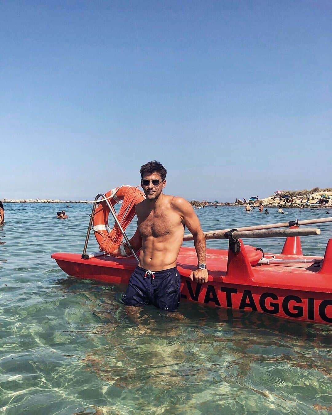 ヨハネス・ヒューブルさんのインスタグラム写真 - (ヨハネス・ヒューブルInstagram)「If anyone needs me, I’m here and happy to help 🚣🏻‍♂️ 🆘 #salvataggio #beachClubIntern」8月3日 20時59分 - johanneshuebl