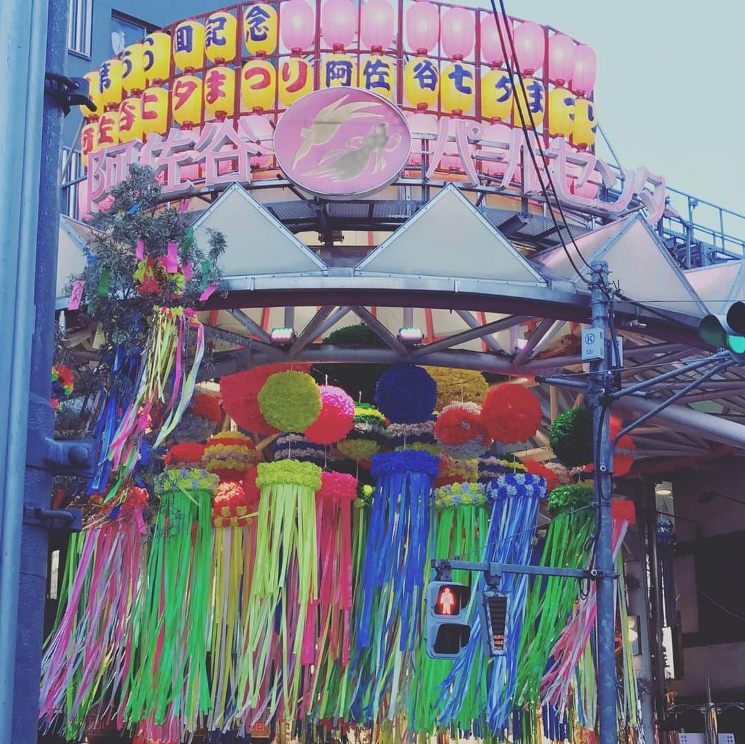 栗原まもるのインスタグラム：「晩御飯がてら阿佐ヶ谷の七夕祭りへ。 夏感ある〜。 美味しいソーセージとハムチーズクレープとレモネードをいただき、 最後に旦那さんが「タピオカ麻婆豆腐」を食べたり、私は普通の鶏ラーメン食べたり。 麻婆豆腐はタピオカが普通に甘いやつで一切ハーモニーを生まない素晴らしい不味さ。 鶏ラーメンもしょーもないラーメンだったけどタピオカ麻婆豆腐に比べたら夢のように美味しいような気がしたのでよしとする。相対的なやつ。 お祭りをちゃんと味わったのでもう夏はいいです。 早く秋来て。」