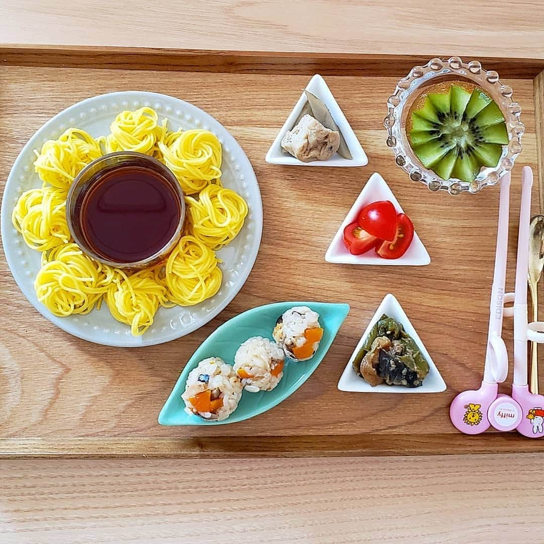 mamagirl ママガールさんのインスタグラム写真 - (mamagirl ママガールInstagram)「. . #mamagirl からピックアップ❤ . . 『そうめんアレンジ😋🥢』 . あつ～い夏に欠かせないそうめん🎐 子どもたちが喜びそうなそうめんアレンジをピックアップ🏄💗 . @mao_2mama さん @romintozou さん @amenouzume.a さん @tsumuchi さん @ama.0421 さん . タグ付け、そして素敵なお写真ありがとうございます☺💓 . . ----------------------------------------------- mamagirlでは、ママ、パパ、マタニティママ、皆様からの投稿をお待ちしております♪ . 投稿方法は#mamagirl を付けるだけ！ . ✨素敵なお写真は、mamagirl instagram、Facebook、twitter、公式アプリkirarapostの記事内で紹介させていただきます。 . . mamagirlの公式アプリkirarapostではinstagramでは見られないおしゃれママ情報がたくさん！ . プロフィールよりぜひダウンロードしてください❤ . . #ママごはん #おうちごはん #こどもごはん #ママライフ #子育て #育児 #ごはん記録 #手作り料理 #クッキング#キャラごはん #instafood #お弁当 #トイストーリー #そうめんアレンジ #そうめん弁当 #そうめんレシピ #素麺 #昼ごはん #幼稚園 #保育園 #そうめん #手作り弁当 #キャラ弁 #ごはん日記 #夏ごはん #夜ごはん #朝ごはん」8月3日 21時02分 - mamagirl_jp