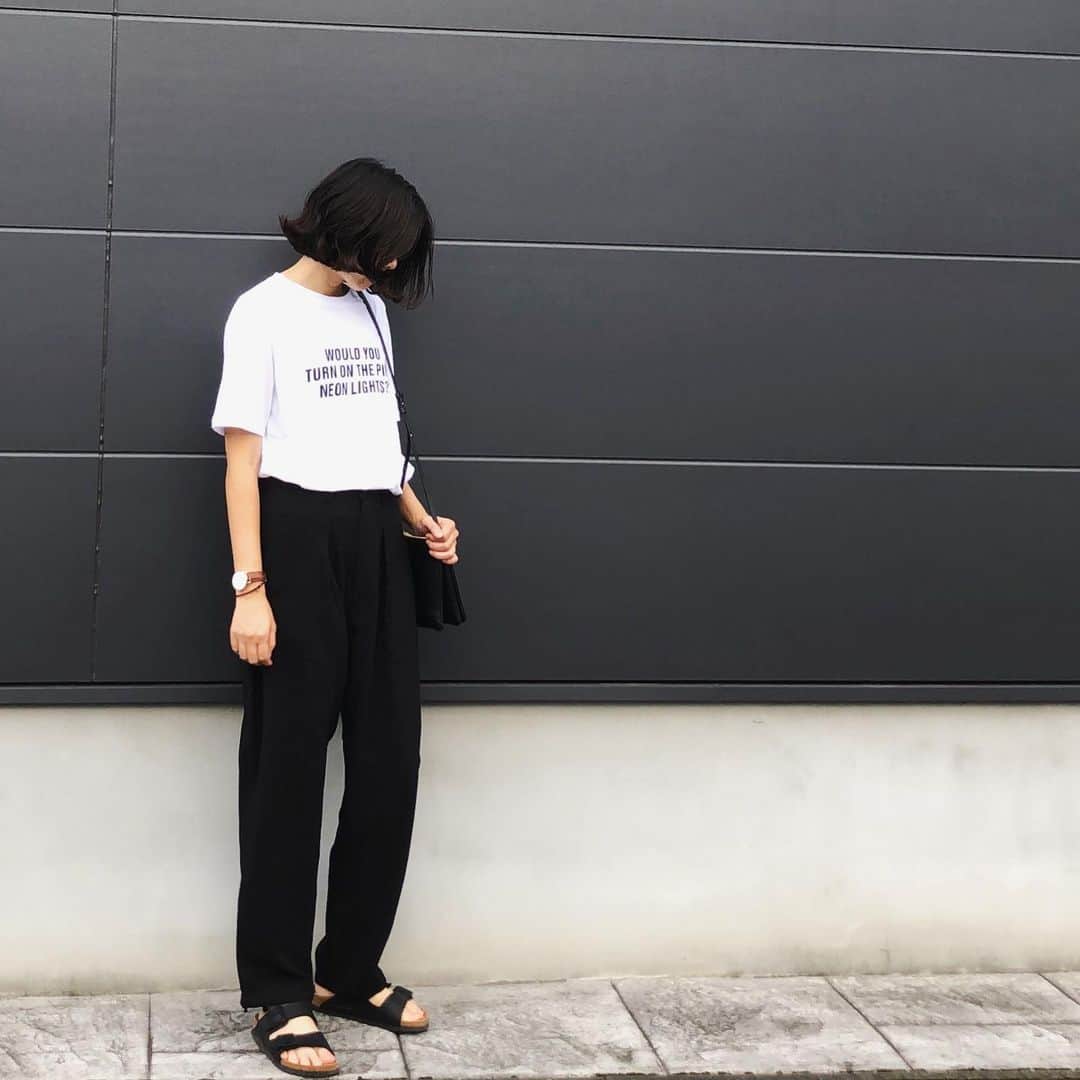 Mameのインスタグラム：「毎日暑いですね☀️ . Tシャツ…#7_house_ パンツ…#johnbull」