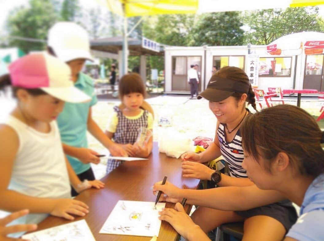 のインスタグラム：「こういう時に元気と勇気をいっぱいもらえるんだな〜😋 . . . #セキショウオープン  #tennis #tennisplayer #tennisgirl #athlete #sports #training #fitness #テニス #アスリート #アスリート女子 #プロテニスプレイヤー #トレーニング #フィットネス #スポーツ女子 #トレーニング女子 #フィットネス女子 #テニス女子 #ジュニア #ジュニアテニス #サイン」