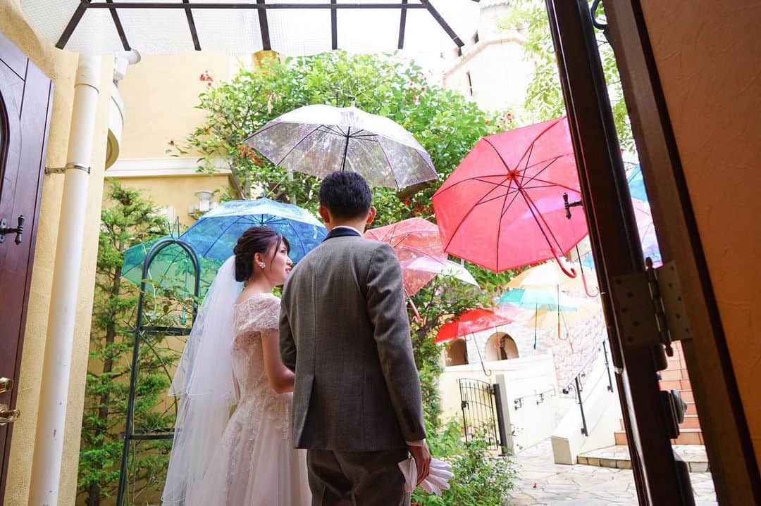 ヴィラデマリアージュさいたまのインスタグラム：「—Party Report— . “アメのちハレルヤ” Keita & Misa’s wedding . . 「止まない雨はない」 . 小雨。大雨。土砂降り。 どんな時も傘を差し、 ゆっくりゆっくりと晴れを待つ。 . 誰しもみんな辛い時はあるけれど 必ず誰かに支えてもらって生きている。 . それを乗り越えた時、 楽しい未来は待っていて . 自分を支えてくれている人達の 大切さをより感じることができる . . おふたりの人生をヒアリングさせて頂き 生まれたウェディングネーム . . アメを乗り越えたおふたりだからこそ 素敵なハレの日を迎えられた Bon Mariages! . . #villasdesmariages#ヴィラデマリアージュ#ヴィラデマリアージュさいたま#結婚式レポート#結婚式場#ウェディング#wedding#ブライダルフェア  #式場見学#大宮結婚式場#結婚式場探し#式場探し#南フランス #ウェディングネーム#weddingname#コンセプトウェディング#プレ花嫁#プレ花嫁準備#プレ花嫁さんと繋がりたい#卒花嫁#卒花嫁レポ#卒花嫁さんとも繋がりたい#weddingphotography#weddingphotos#weddingphoto#ウェディングフォト」
