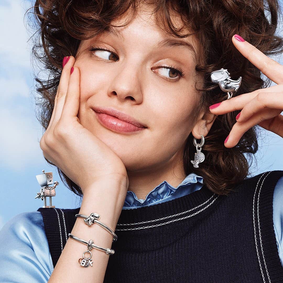 PANDORAさんのインスタグラム写真 - (PANDORAInstagram)「Friends are the family that we choose and it’s no different with Pandora Friends. Bring Dino the Dinosaur into the mix by adding him to your existing Pandora Moments bracelet, styling him on an earring or displaying him proudly on a necklace. #PandoraFriends #PandoraCharm #Pandora」8月3日 21時10分 - theofficialpandora