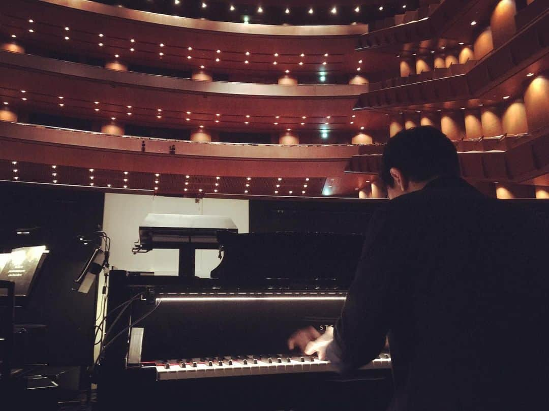 金子三勇士さんのインスタグラム写真 - (金子三勇士Instagram)「Preparing for Chopin Piano Concerto at Ballet Asteras 2019 @maieczka___516 @marcoesposito_ #バレエ #バレエアステラス #新国立劇場 #東京 #ショパン #ピアノ協奏曲 #芸術 #マエストロ #ポールマーフィー #東京フィルハーモニー交響楽団 #ピアノ #ピアニスト #金子三勇士 #NewNationalTheatreTokyo #BalletAsteras #Chopin #Pianoconcerto #NotreChopin #Ballet #Maestro #PaulMurphy #tokyophilharmonicorchestra #Piano #Pianist #SteinwayArtist #MiyujiKaneko」8月3日 21時21分 - miyujikaneko_official