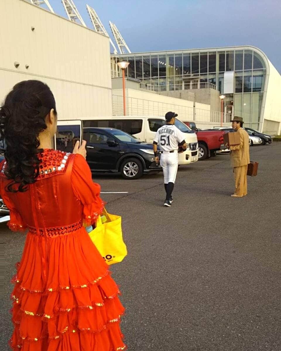 のインスタグラム：「ボートレース桐生さんでのステージ前。  寅さんとイチロー選手を撮影する松田聖子さん。  #寅さん #ゴジーラ久山 さん #松田聖子 さん #まねだ聖子 さん #二人はご夫婦 #ボートレース桐生」
