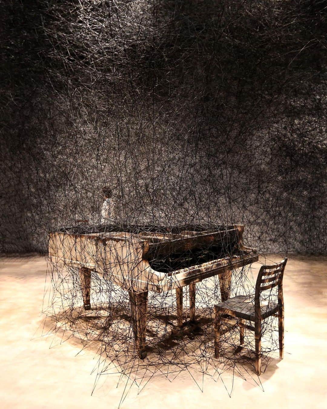 川内悠子のインスタグラム：「* 塩田千春展 : 魂がふるえる Shiota Chiharu : The Soul Trembles  #塩田千春 #ChiharuShiota #exhibition #artinstallation #contemporaryart #buildingstyles_gf #buildinglover #architecture #archilovers #archdaily #archhunter  #shiotachiharuthesoultrembles #塩田千春展魂がふるえる #moriartmuseum @moriartmuseum」