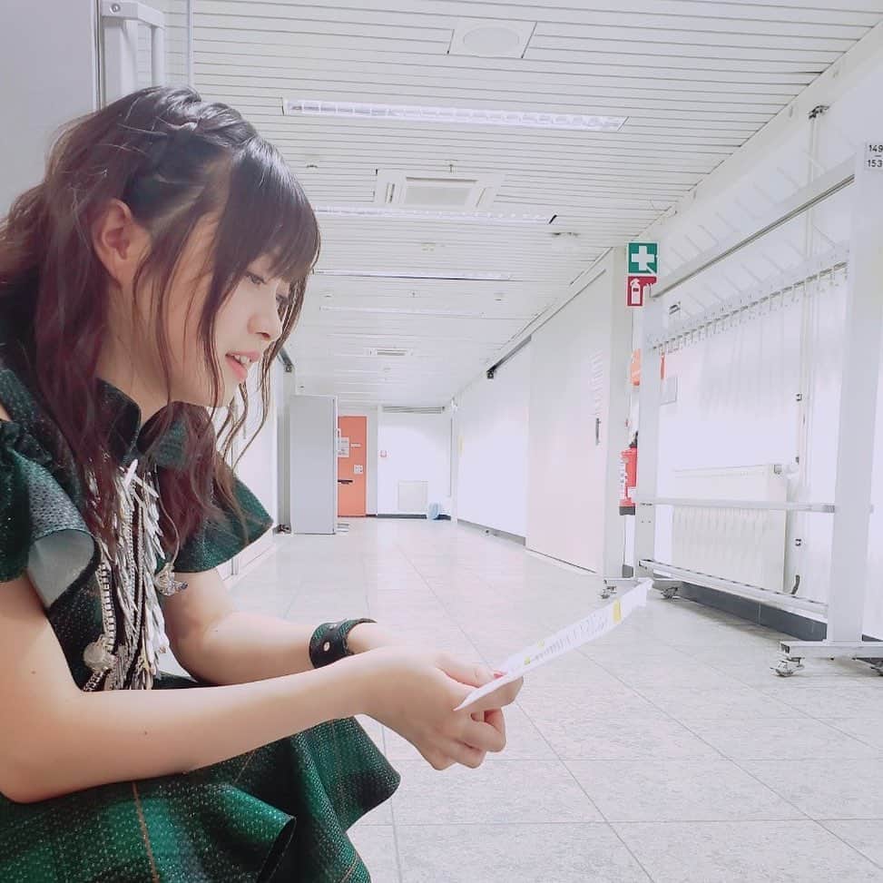 鈴木このみのインスタグラム：「海外でのライブは、大体直前までMCの練習✏️ 色んな国の言葉で自己紹介出来るようになってきました🤓✨ Ich bin Konomi Suzuki. Ich mag Currywurst!!」