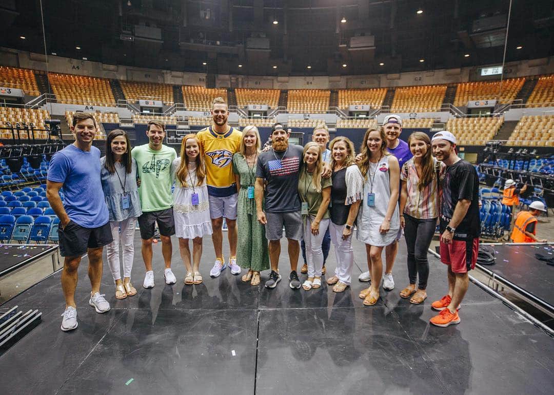 Dude Perfectさんのインスタグラム写真 - (Dude PerfectInstagram)「WE LOVE NASHVILLE!! Thanks to all who came out last night, especially our families who surprised us right before the show! (Missed you @BethanyToney... get well soon!) #DudePerfectTour」8月3日 21時29分 - dudeperfect