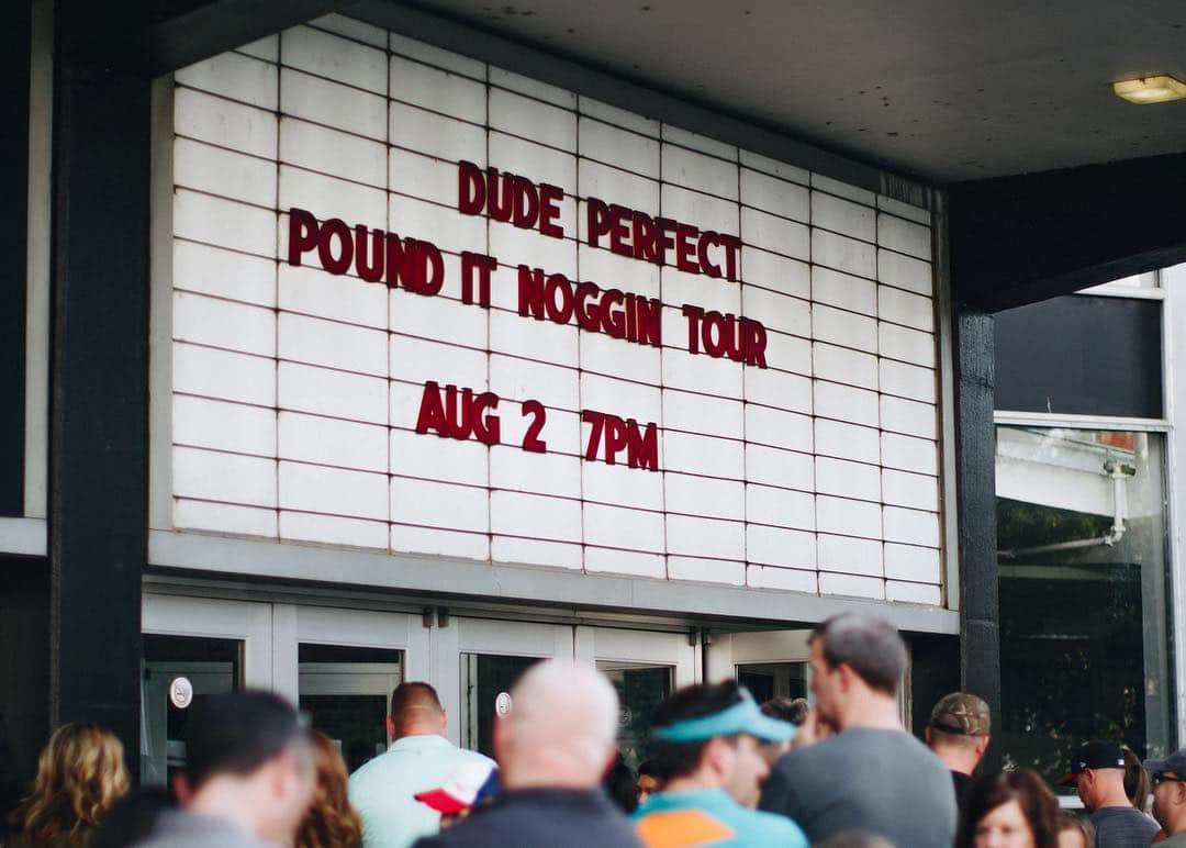 Dude Perfectさんのインスタグラム写真 - (Dude PerfectInstagram)「WE LOVE NASHVILLE!! Thanks to all who came out last night, especially our families who surprised us right before the show! (Missed you @BethanyToney... get well soon!) #DudePerfectTour」8月3日 21時29分 - dudeperfect