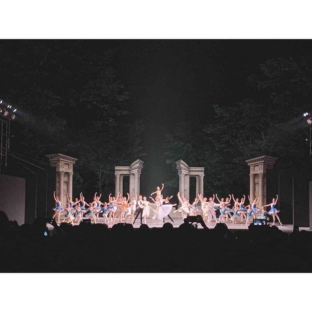 竹中夏海さんのインスタグラム写真 - (竹中夏海Instagram)「#清里フィールドバレエ を観に山梨県へ行ってきました🌳🌲🏰🌳🌲 もちゃんの地元にして、 もちゃん自身も昔は出演してた舞台🦢🦢 ・ 森の中の野外ステージで日本屈指のプリンシパルたちの公演が観られるなんてほんと夢みたい。 ・ 今年で30年目と歴史もあって、 正直もっともっと知られててもいいと思うぞ……？ ・ 踊りだけのステージがまだまだ馴染みのない日本人に とって清里フィールドバレエは橋渡し的存在に ぜったいなると思うんだけどなぁ🥺🥺 #萌木の村 #清里 #スペシャルガラ #トンボ #スーパーボランティア #尾畠春夫さん状態」8月3日 21時24分 - tknkntm