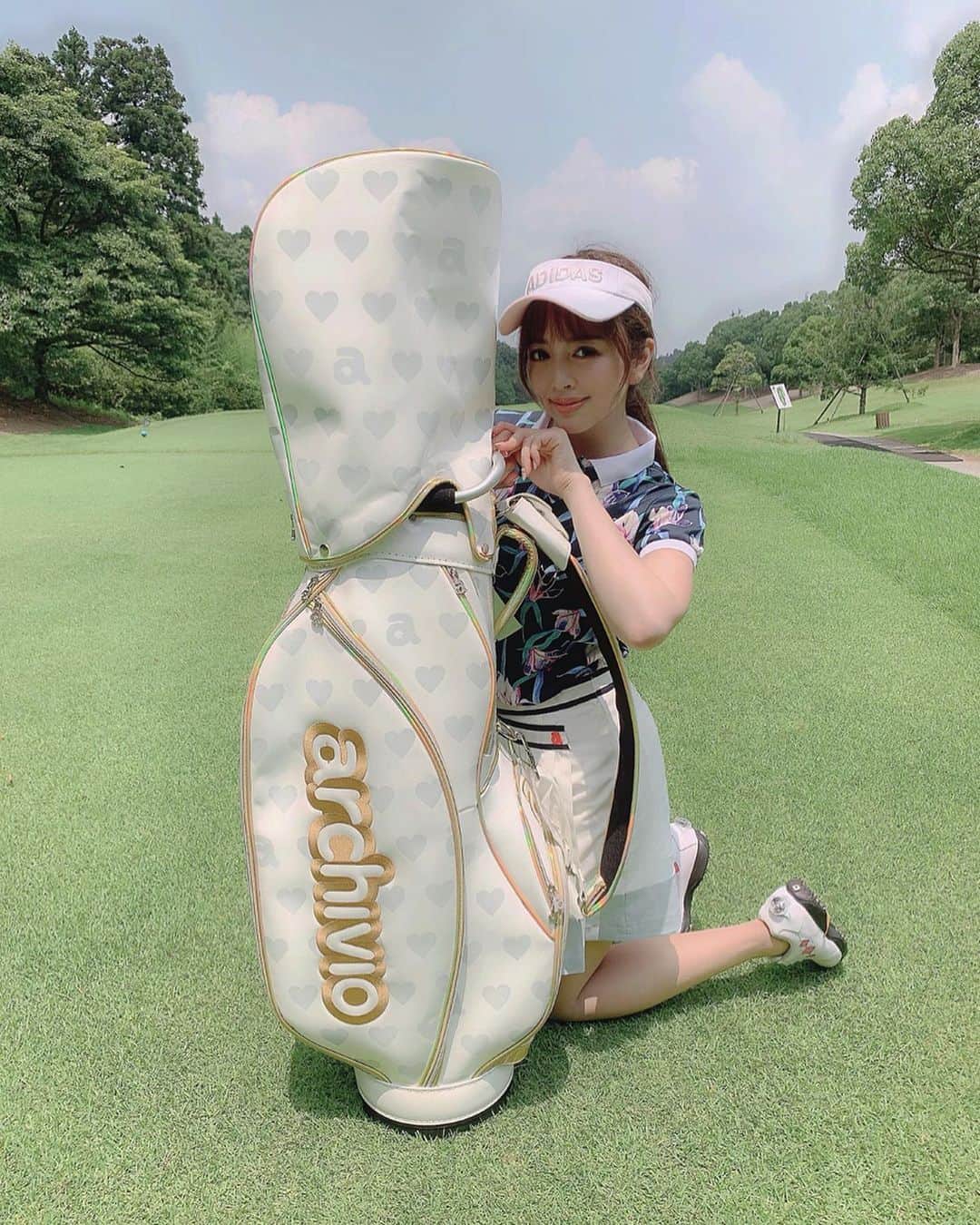 のインスタグラム：「念願のーー❣️﻿ My Gofl Bag💓﻿ ﻿ めちゃ可愛すぎる😭﻿ ﻿ 大好きなWhite × Gold✨﻿ ﻿ 人生初の相棒が出来た♡﻿ 宝物💓﻿ @archivio.official ﻿ そんな相棒を連れて行った、﻿ 第4回目のコース♡﻿ ﻿ ﻿ 最高に嬉しいことが二つ！！！！﻿ ﻿ ﻿ まず一つ目❤️﻿ ﻿ 初めてのPARがとれたこと😭♡﻿ PARは、目標にしていたので本当に嬉しすぎました😭﻿ ﻿ 思わず飛び跳ねてしまいましたが、グリーンでは、タブーでしたが思わず。。を以後気をつけます💦﻿ ﻿ ﻿ 二つ目❤️﻿ ﻿ ベスト記録更新したこと♡☻﻿ ﻿ ﻿ 前回の3回目は  スコアが131。﻿ 今回は12あがって、﻿ ﻿ 119でした♡♡﻿ ﻿ 120代を、目標に行きましたが 激暑の34度の中、汗だくで体力消耗しやすい中 まさか110代入れたのは嬉しすぎました😭﻿ ﻿ ﻿ 私の四回中、三回一緒に行ってる、﻿ ゴルフの先輩、ゆうが色々サポートしてオマケもしてくれたおかげです！！！♡﻿ ﻿ 相変わらずプロなの？ってくらいうまいこの人！w﻿ ﻿ ﻿ ﻿ 今度は二人でゴルフ旅行するのーー⛳️💓楽しみ((((･´ω`･))))﻿ ﻿ ﻿ まだまだ課題だらけなので﻿ 翌日にはすぐ打ちっ放しへ行ってました！ww﻿ ﻿ 暇さえあれば行きなくなる。﻿ ﻿ もっと上達したいし、﻿ 新たに課題も見つけているので﻿ また山田先生のもとへレッスンへ通って、﻿ 上手くなります！！﻿ @5undersgolf_yamada ﻿ ﻿ #golf #ゴルフ ﻿ #ゴルフ #ゴルフ女子 #golflady #ゴルフコーデ #archivio #ゴルフウエア  #ゴルフファッション」
